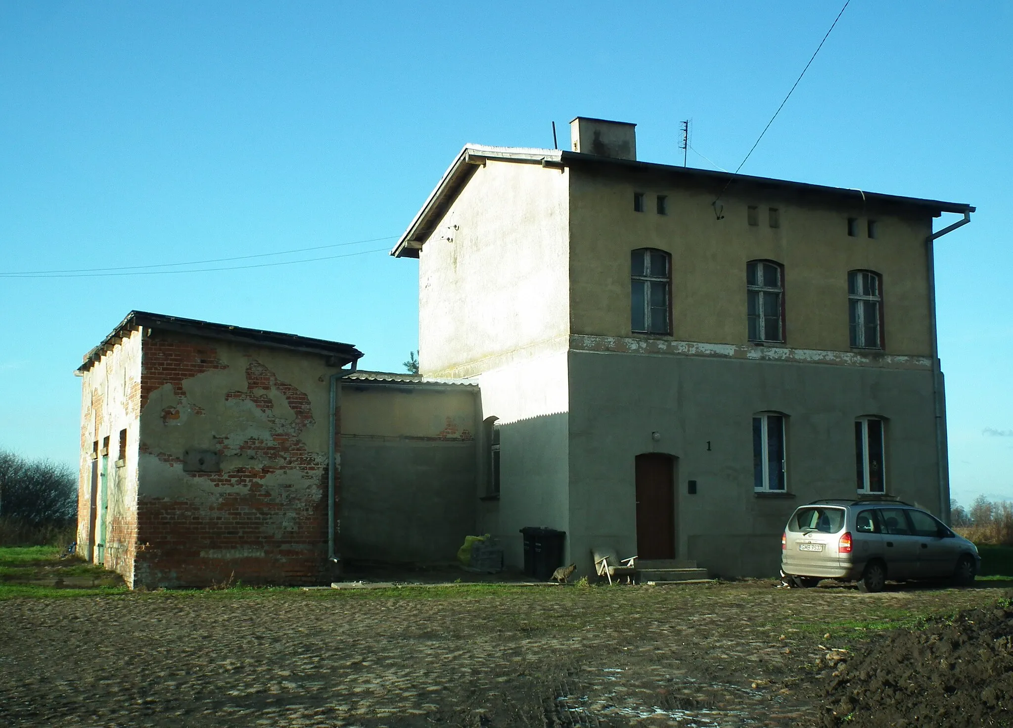 Photo showing: Budynek dworcowy w Tralewie.