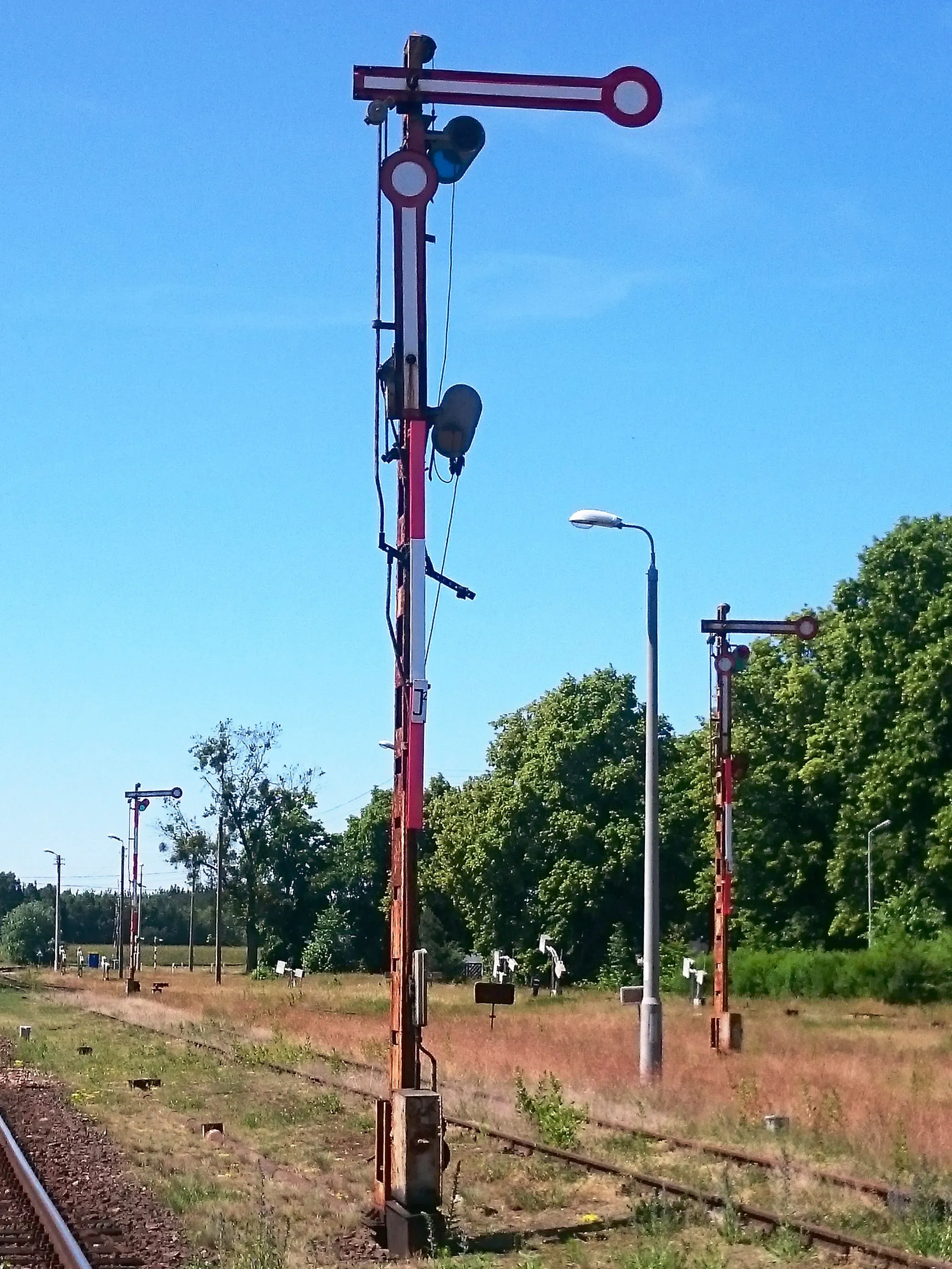 Photo showing: Mechanical railway semaphore indicating Sr1 ("Stop") signal at Szlachta train station.