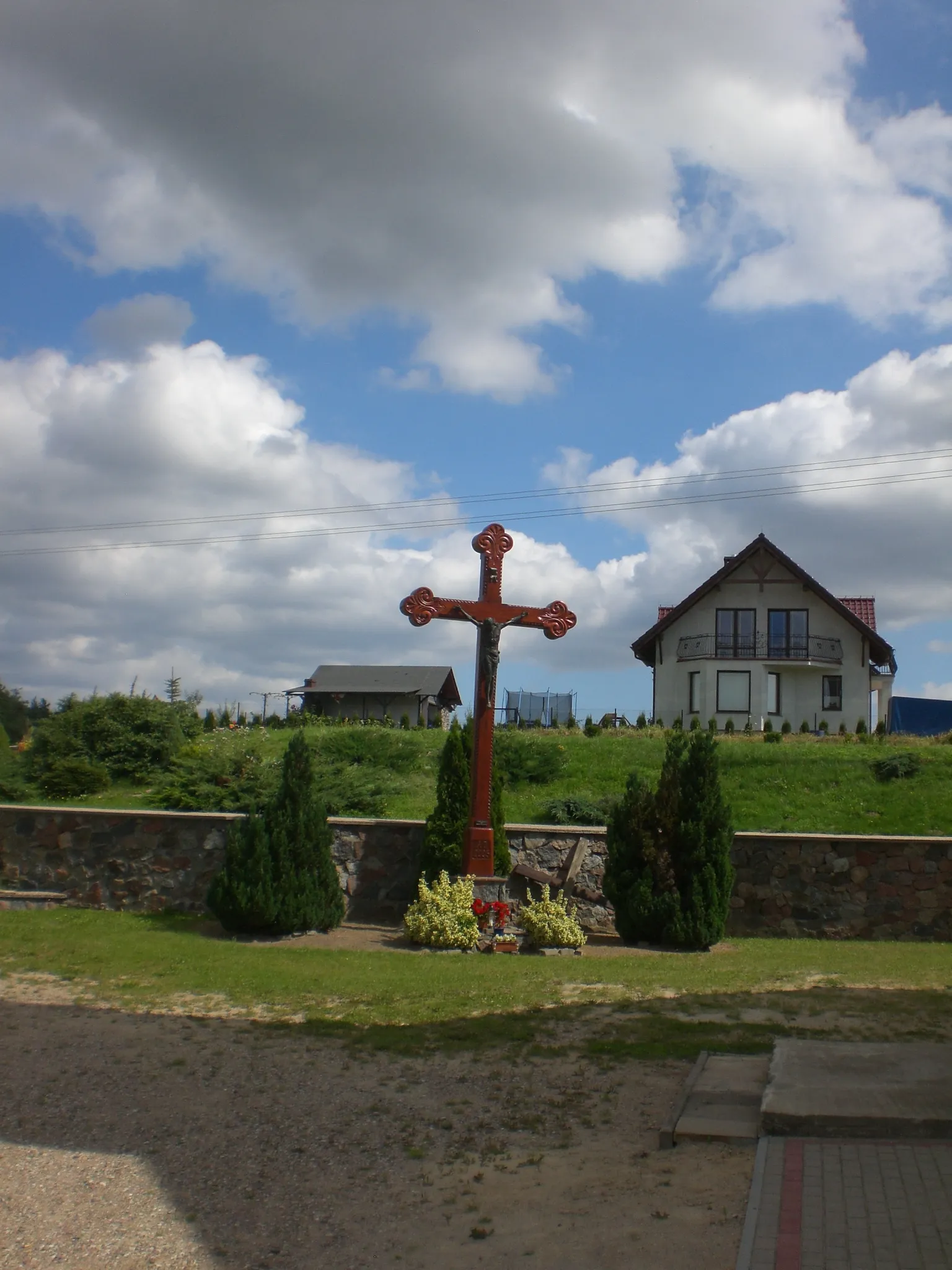 Photo showing: Sychowo - krzyż przy kościełe św. Józefa Oblubieńca NMP