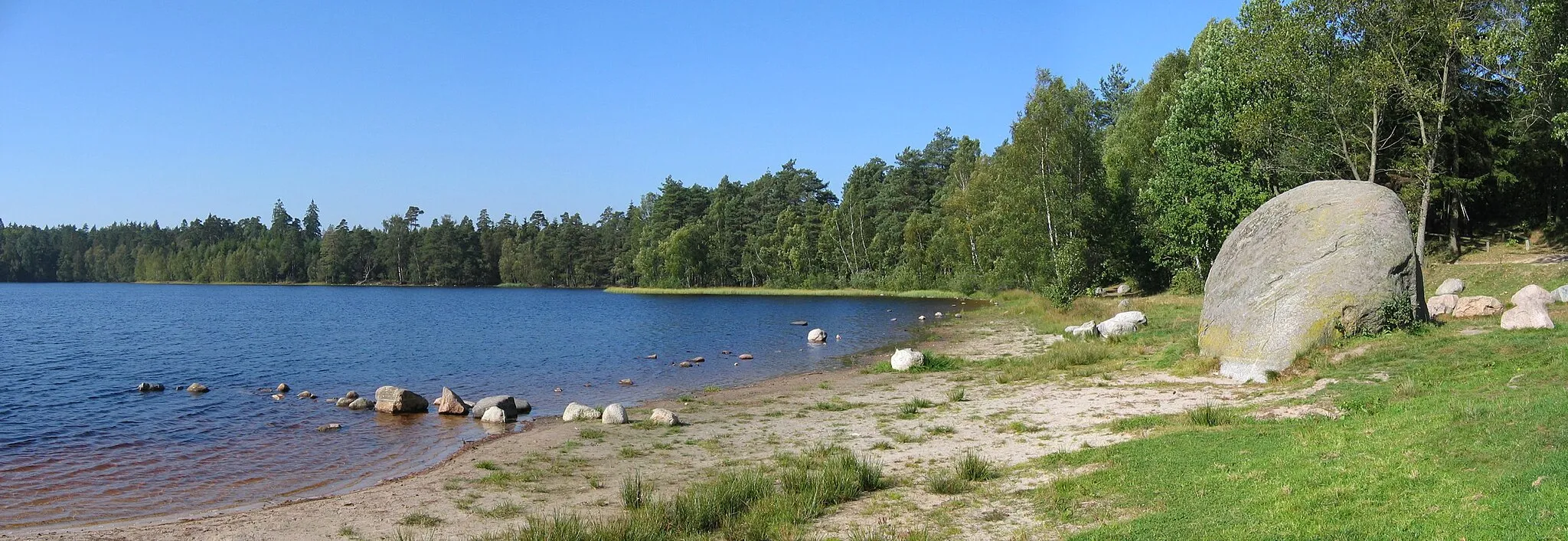 Photo showing: Lake Kammiene and "Devil Stone", near Mirachowo (close to Kartuzy), Poland.