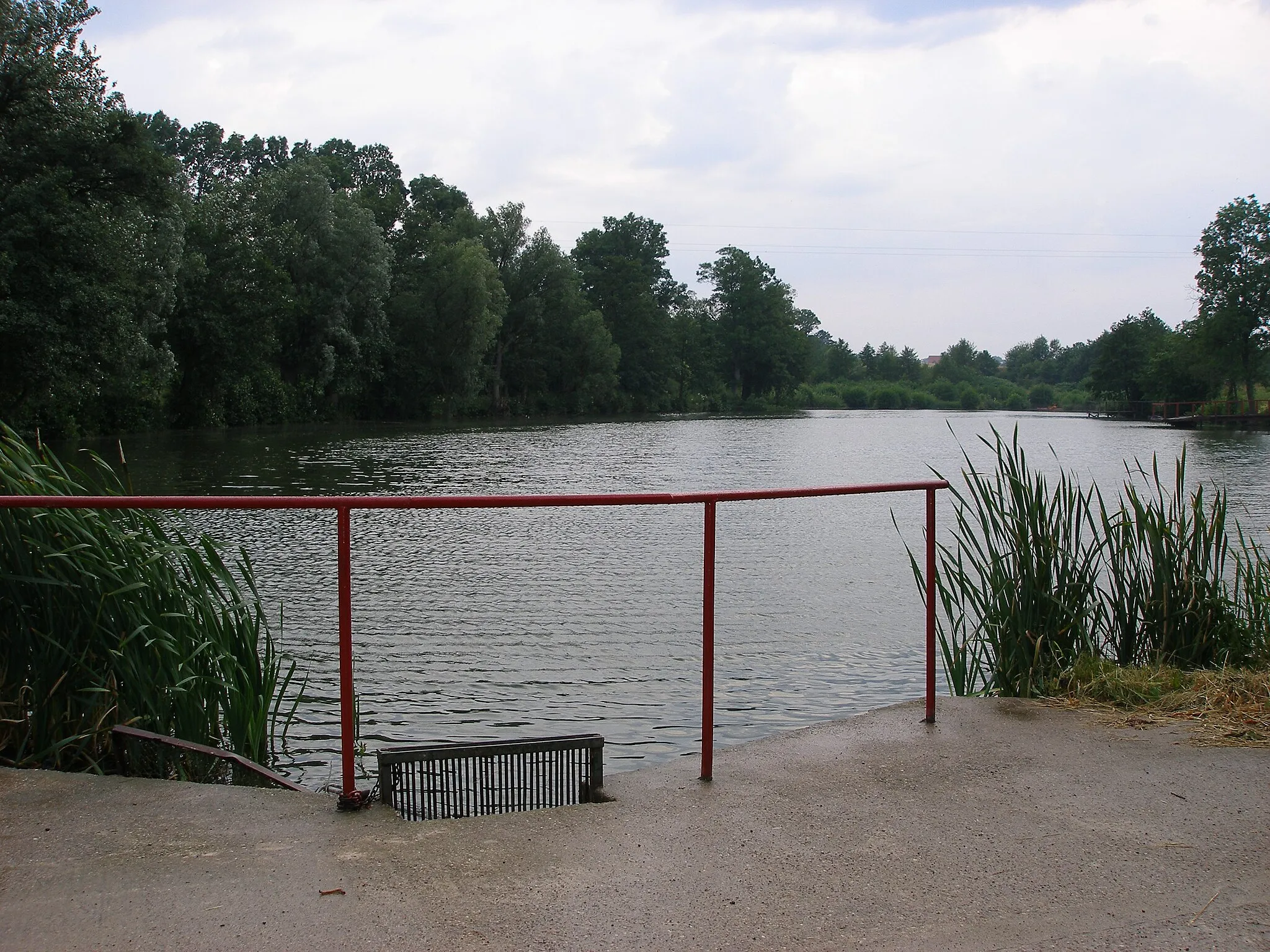 Photo showing: Widok na zbiornik wodny zasilający młyn.
