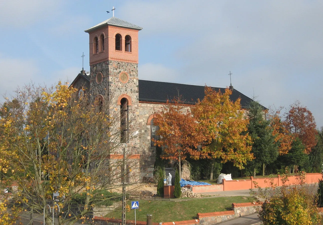 Photo showing: Kościół w Rozłazinie w 2014 roku.