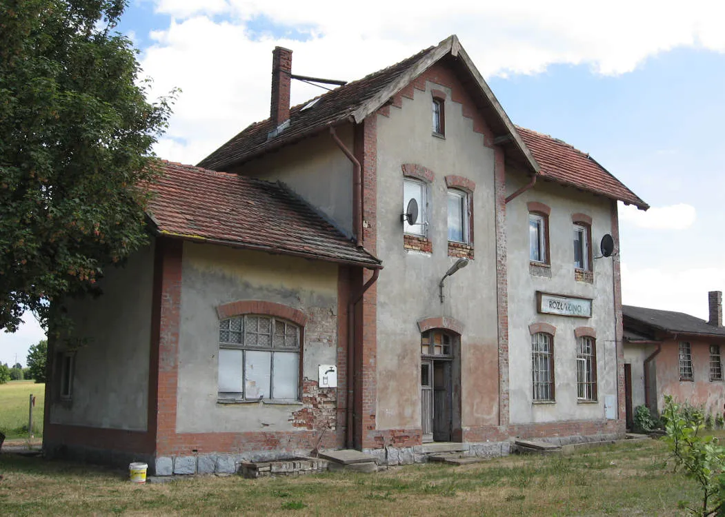 Photo showing: Budynek przystanku kolejowego w Rozłazinie w 2010 roku.