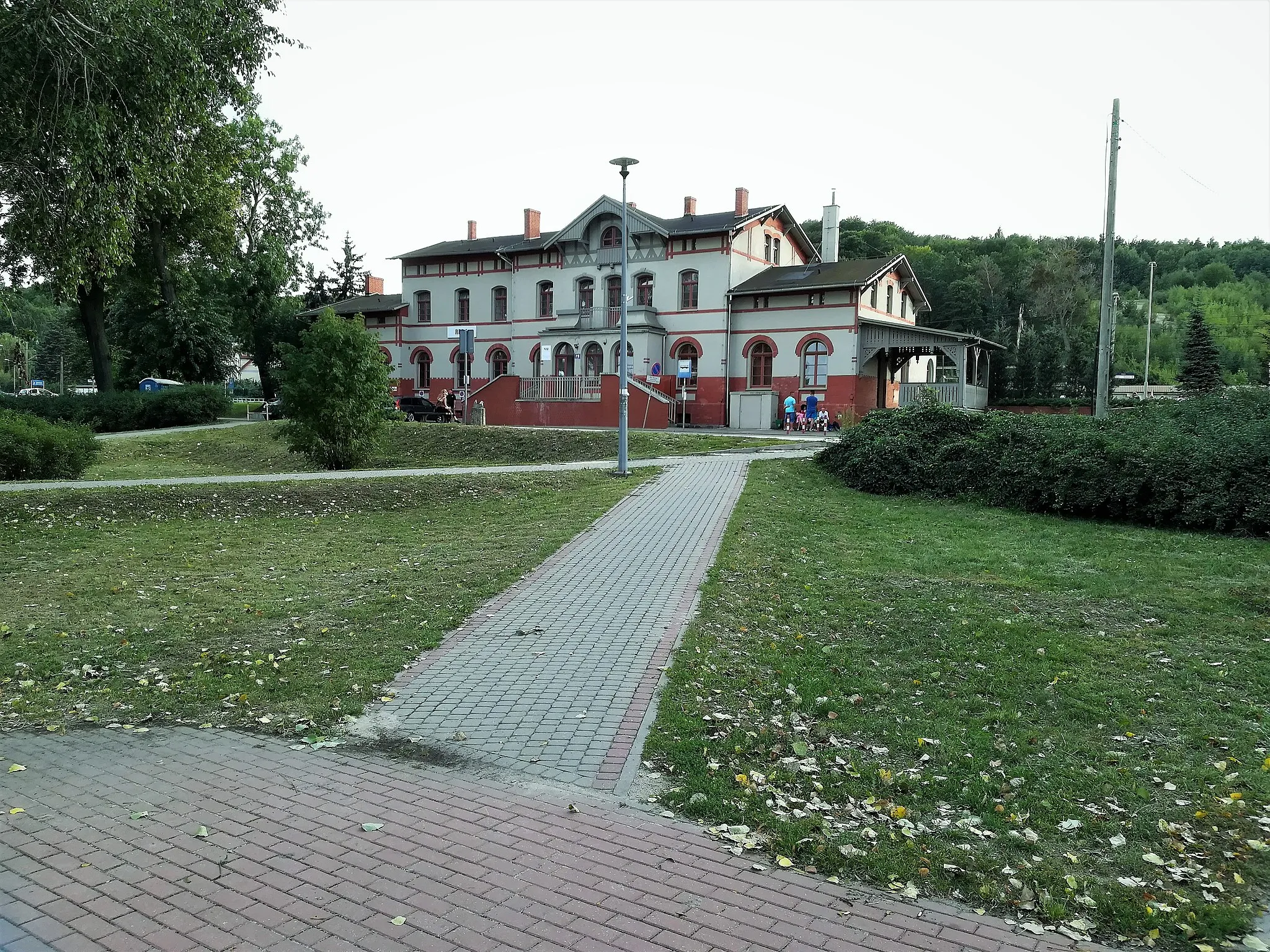 Photo showing: Dworzec kol. w Redzie.