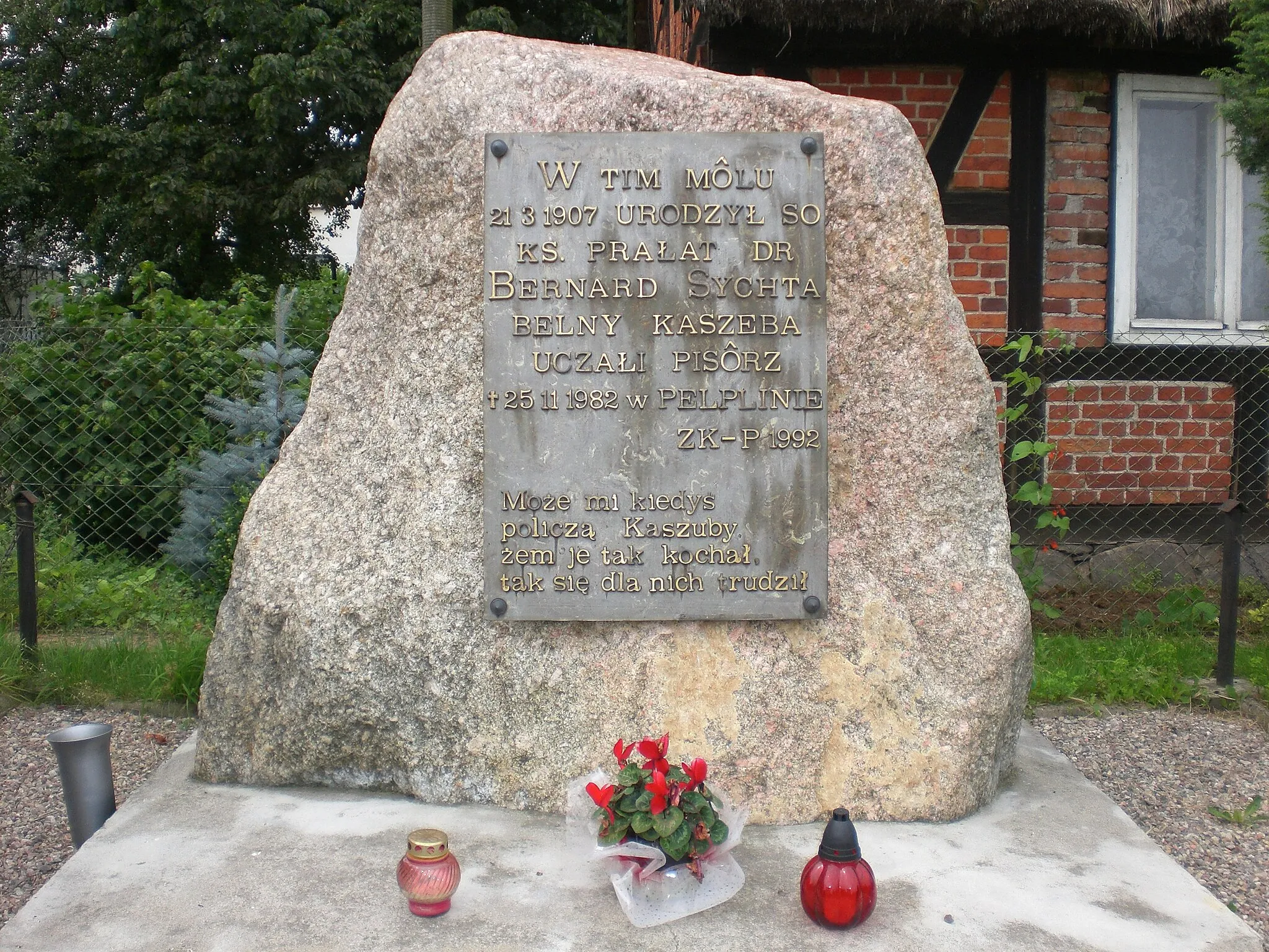 Photo showing: Puzdrowo - monument of Bernard Sychta (a Cashubian priest).