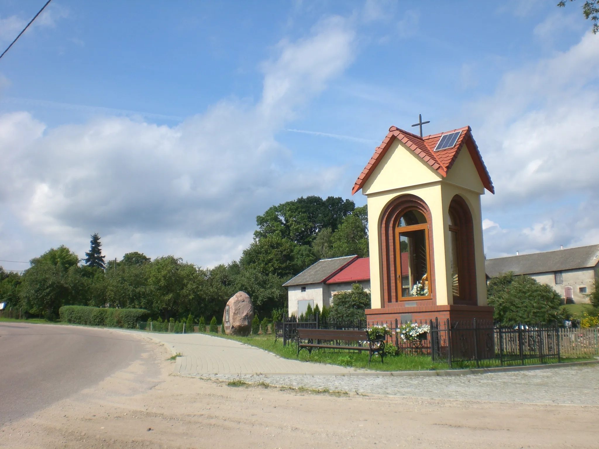 Photo showing: Popowo - kapliczka
