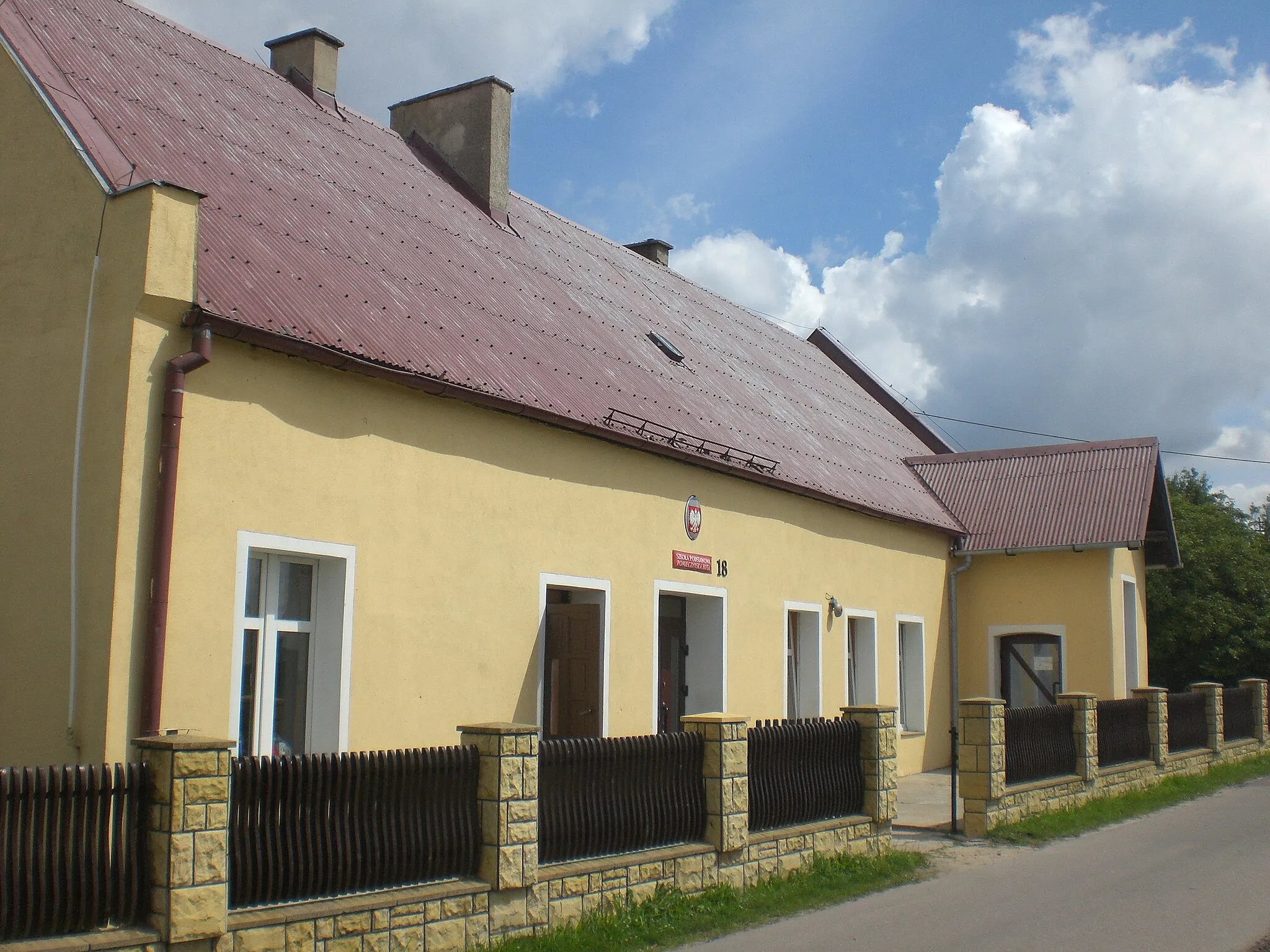 Photo showing: Elementary school in Pomieczyńska Huta