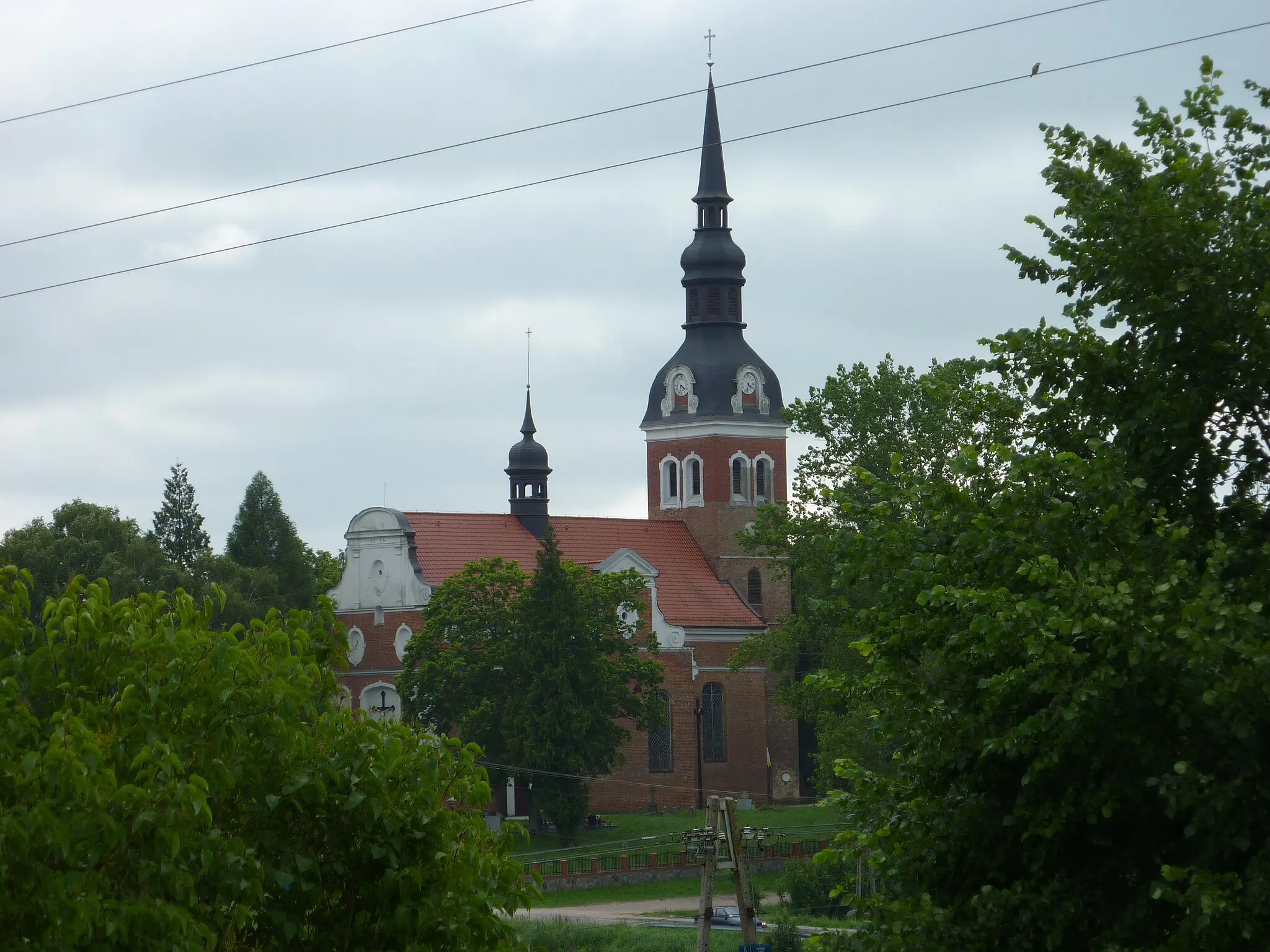 Photo showing: Kościół pw. św. Piotra i Pawła w Pogódkach Zbudowany w latach 1701-1723, nowa wieża w 1886. Konsekrowany w 1767.