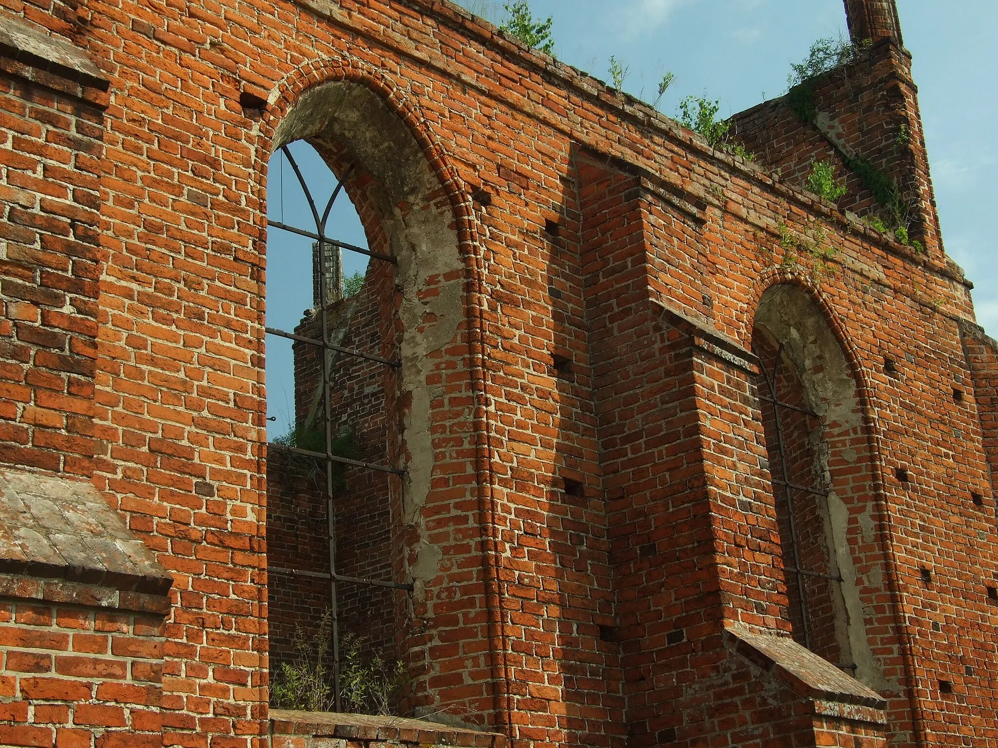 Photo showing: Southern side of the abandoned church in Ostaszewo in Pomeranian voivodeship, Poland