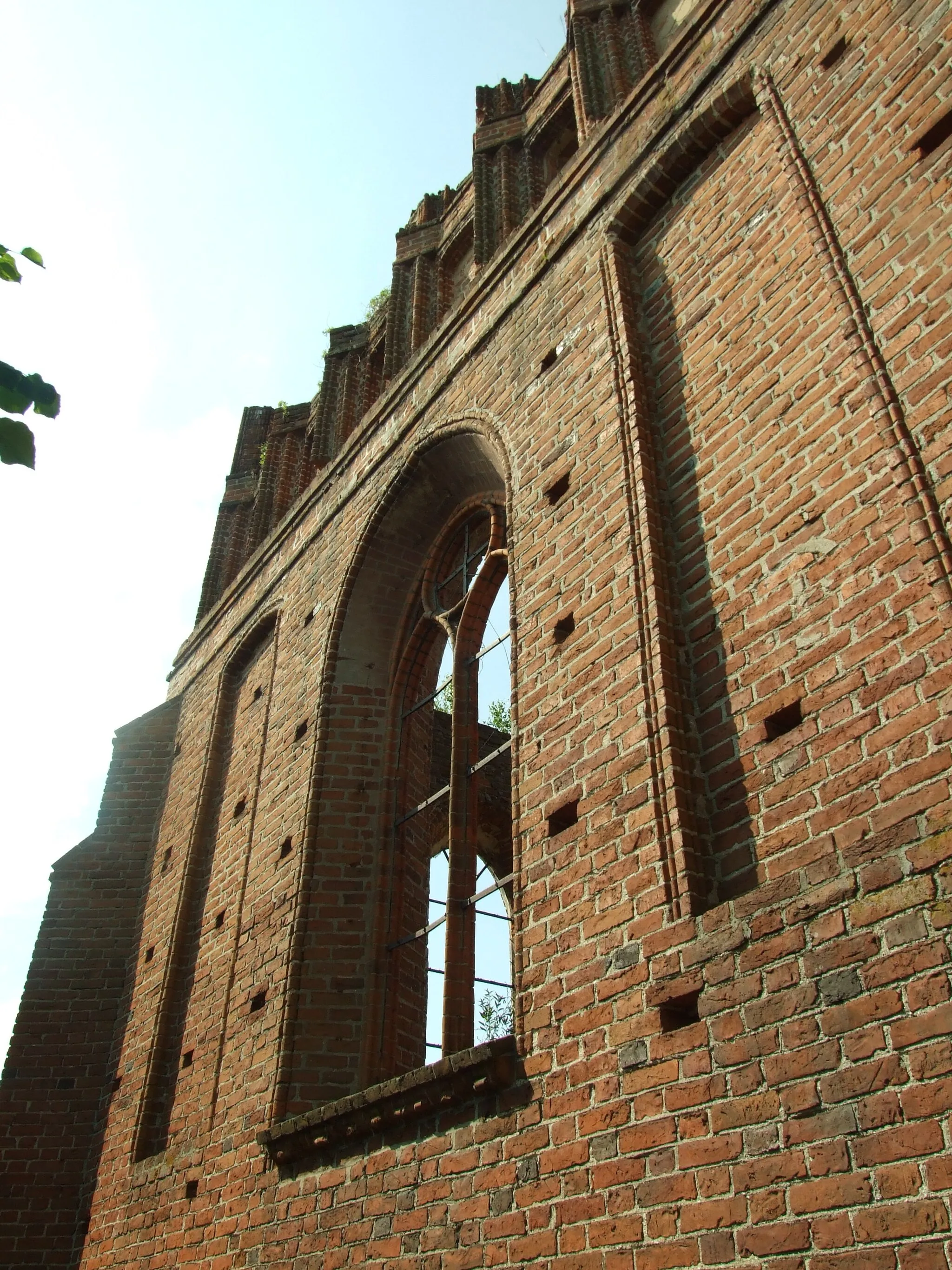 Photo showing: Church ruins in the town of Ostaszewo in Poland - a window of the former temple - western edge