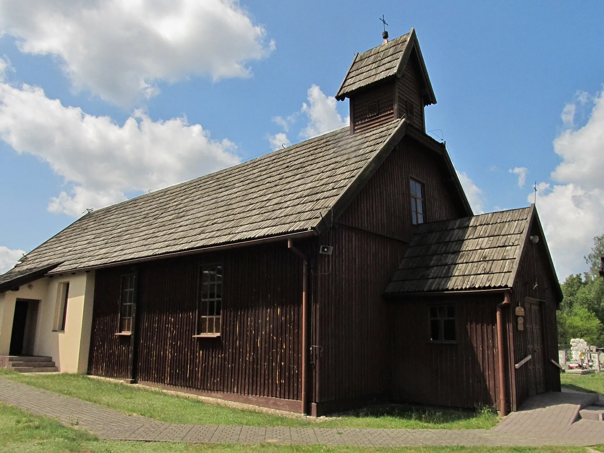 Photo showing: Olpuch - rzymskokatolicki kościół filialny p.w. MB Częstochowskiej (prawa, boczna ściana)