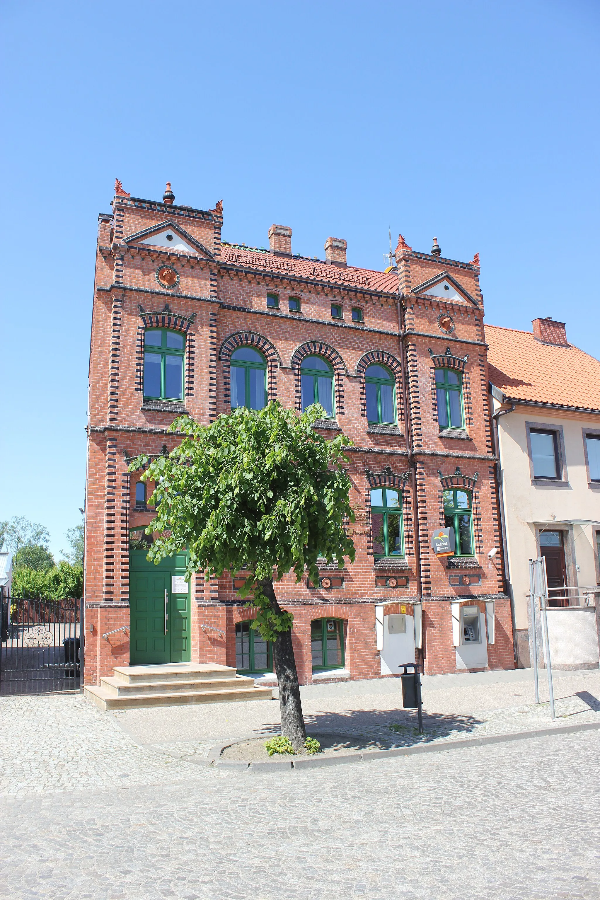 Photo showing: Nowy Staw - the house at 7 Rynek Pułaskiego (Powiśle Cooperative Bank)
