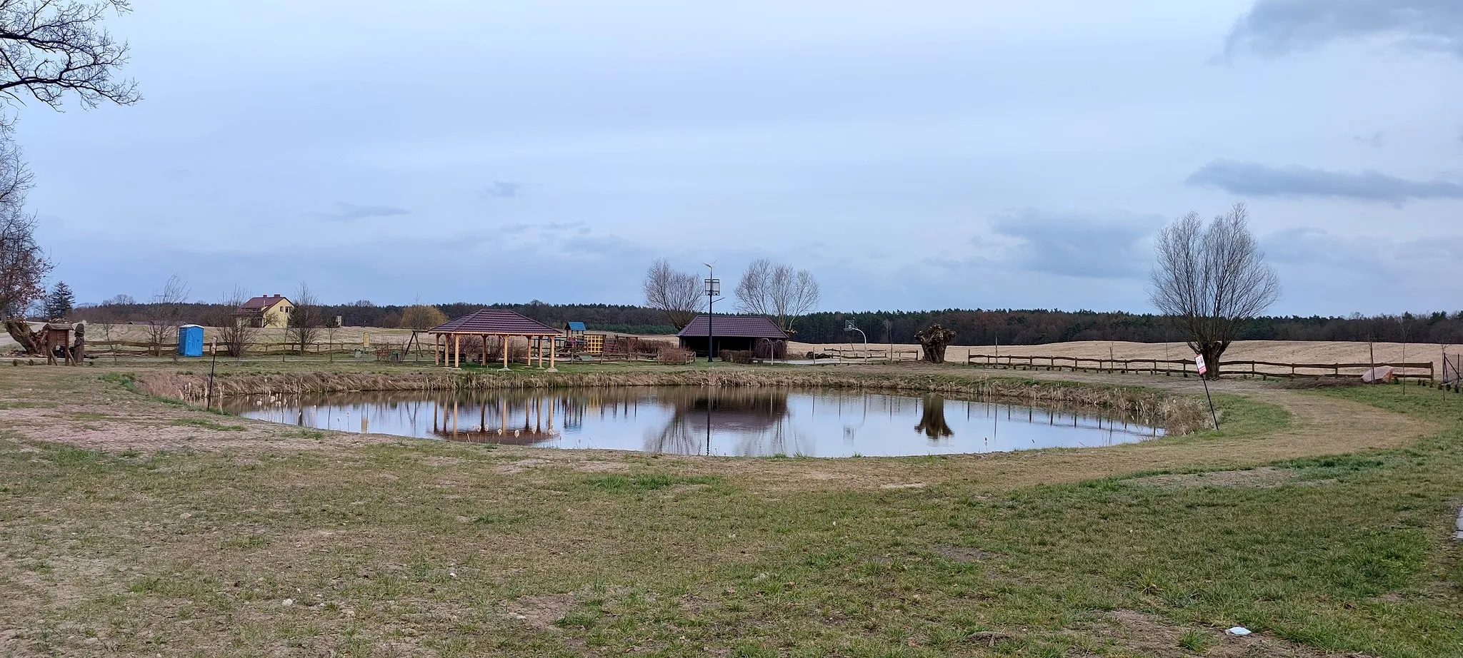 Photo showing: Jezioro i plac zabaw w Dankowie.