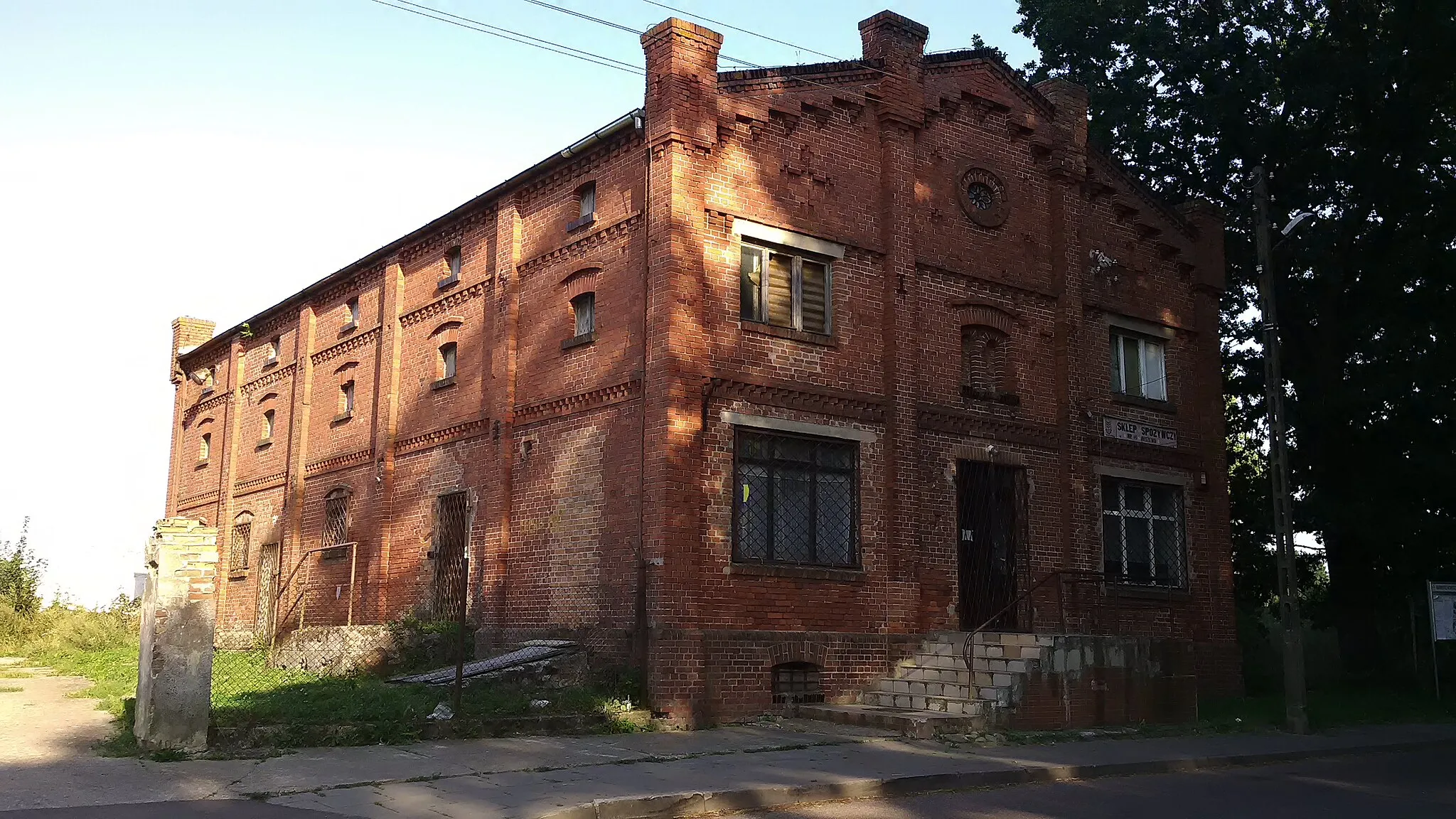 Photo showing: Budynek magazynowy w pobliżu nieistniejącej stacji Żuławskiej Kolei Dojazdowej. Myszewo, województwo pomorskie.