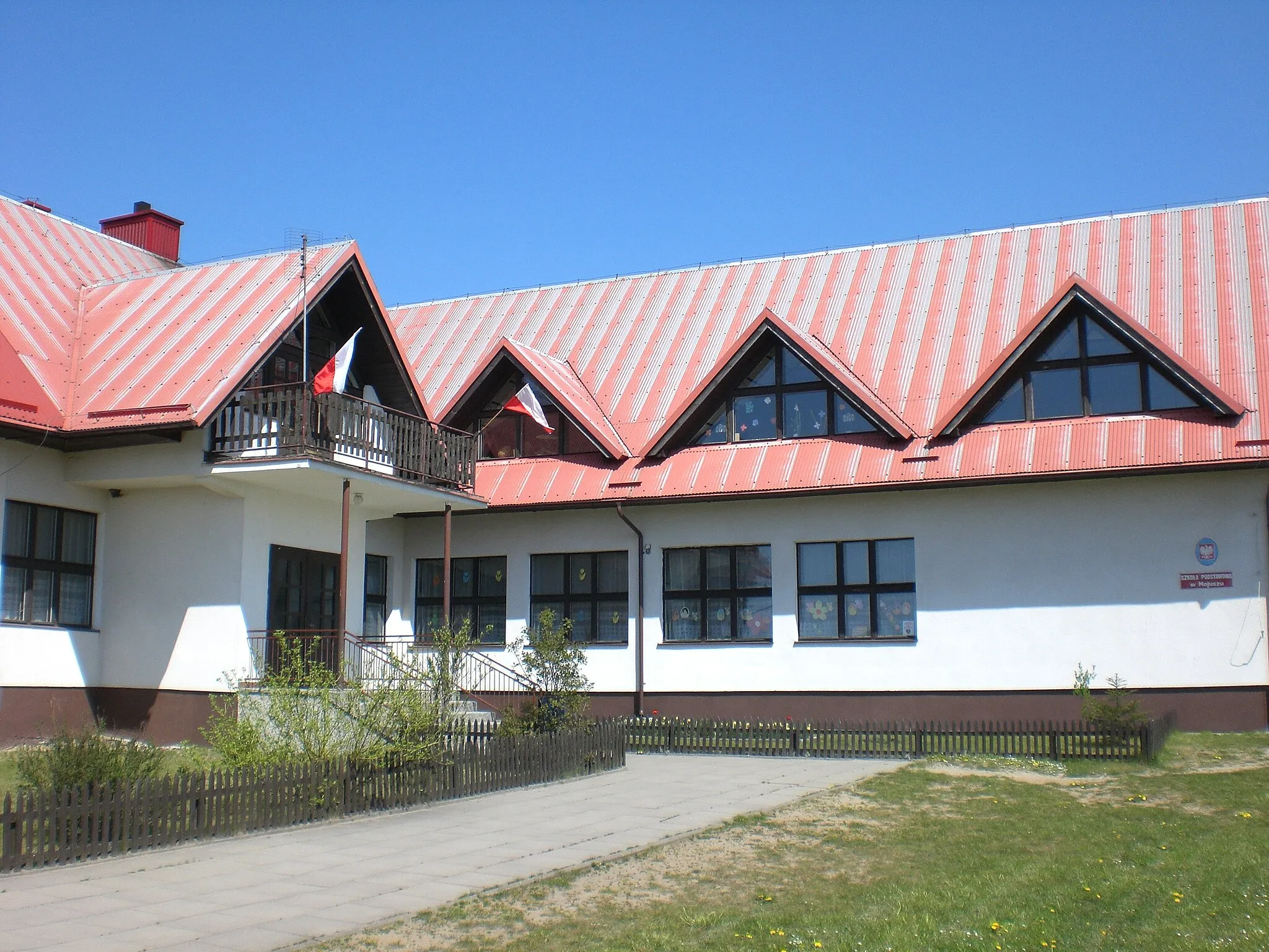 Photo showing: Mojusz - school