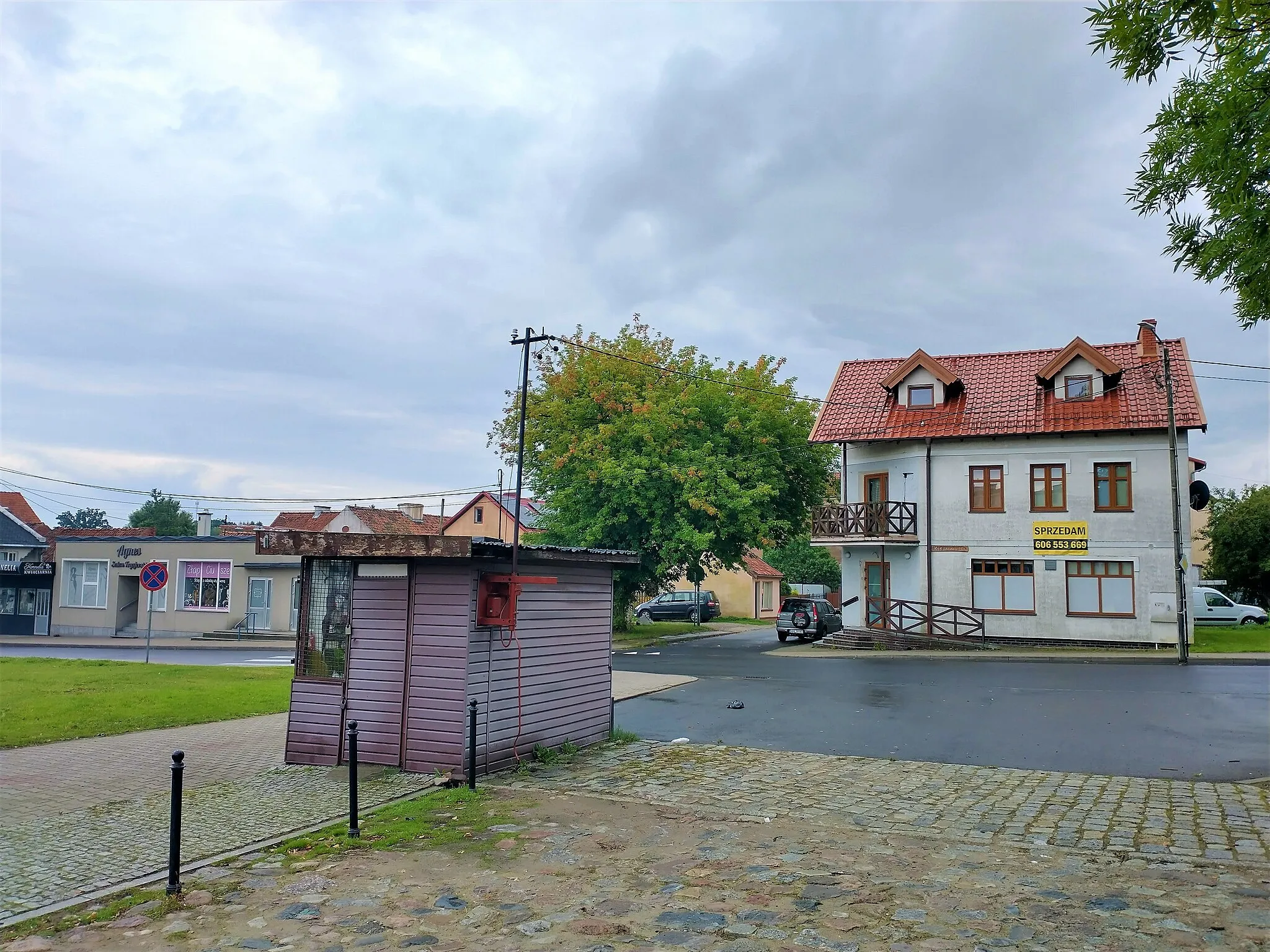 Photo showing: Miejski pejzaż z Młynarów. Rynek. Kiosk.