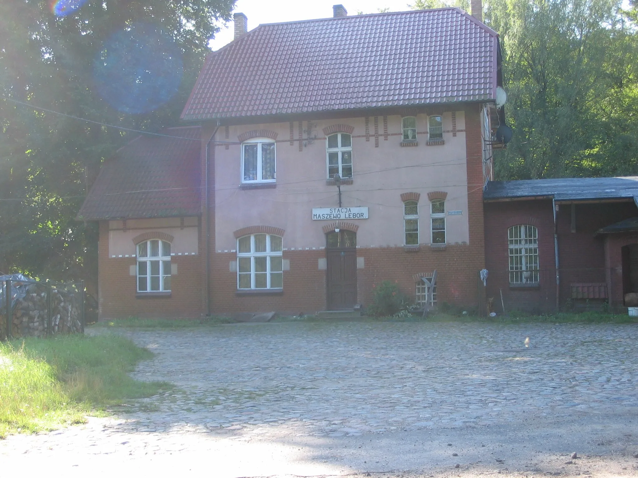 Photo showing: Maszewo Lęborskie train station viewed from road