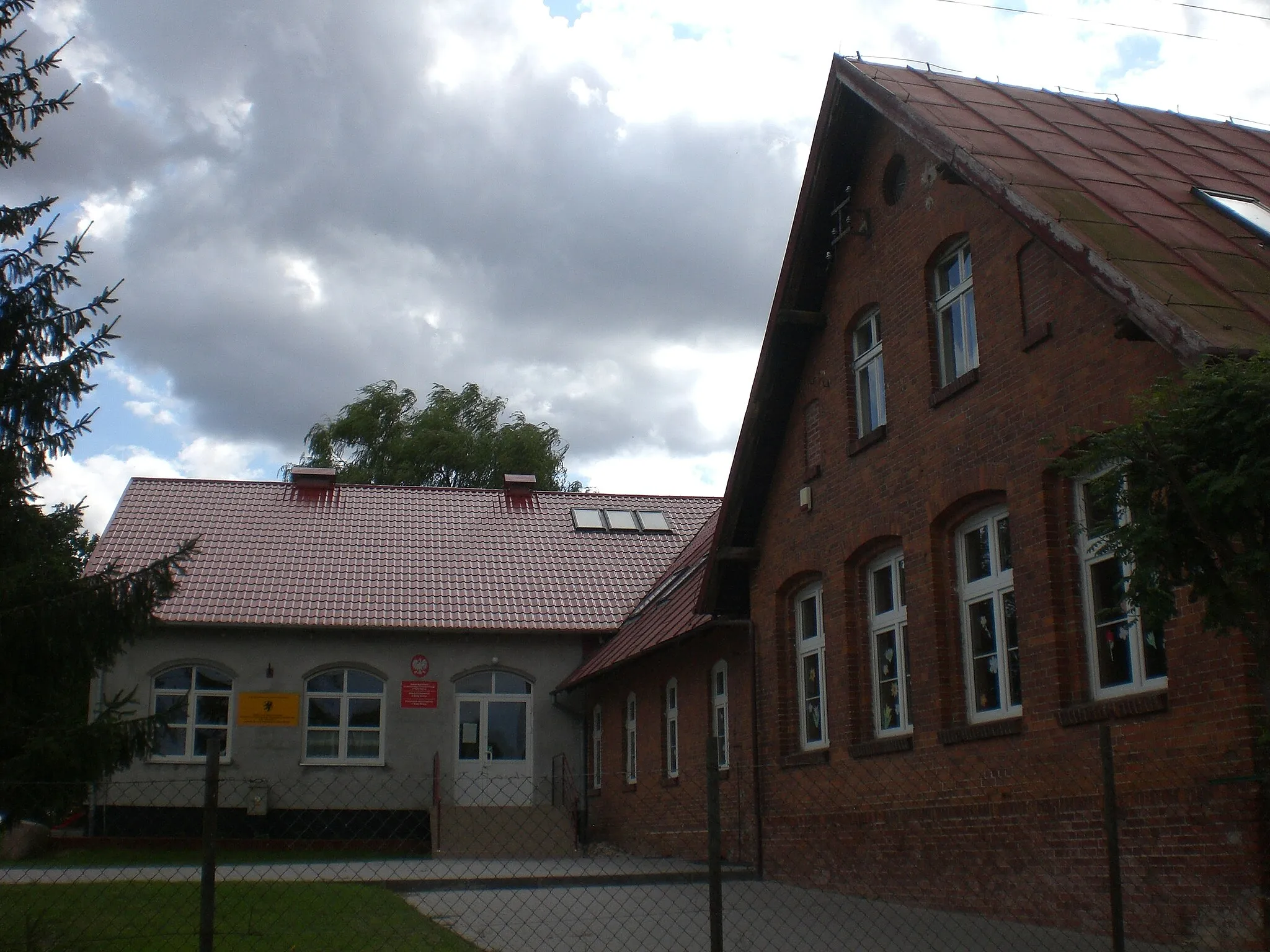 Photo showing: School in Mała Słońca