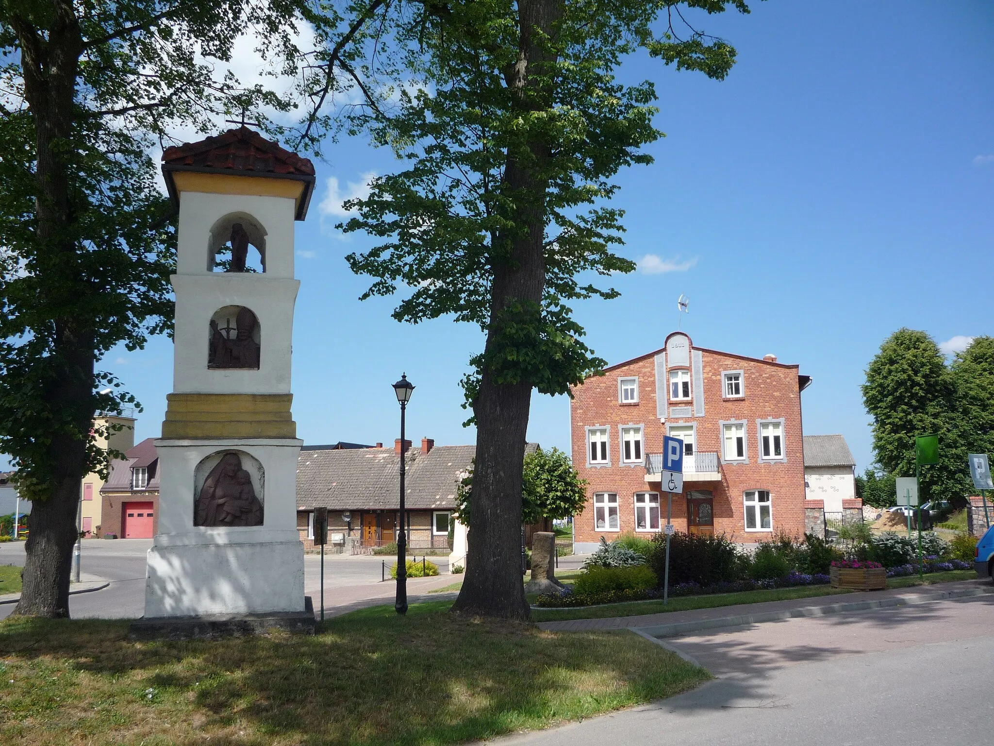 Photo showing: Saint Joseph square in Luzino with chapel and historical building from 1911