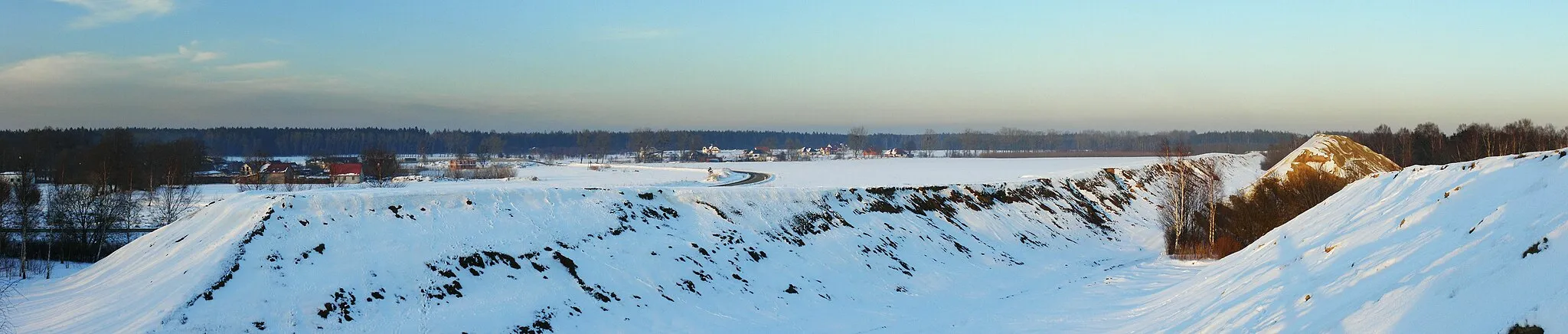 Photo showing: Łężyce - wały składowiska odpadów EkoDolina i zabudowania wsi