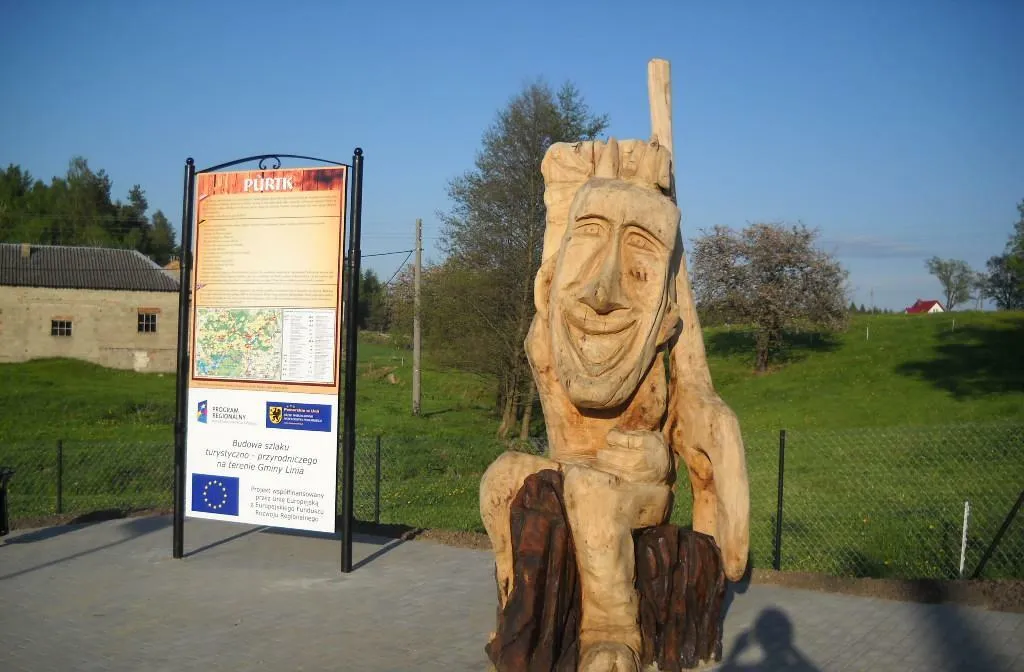 Photo showing: Statue of Kashubian mytical personage Pùrtk located on the „Poczuj Kaszubskiego Ducha” tourist route (Lewinko, Poland).