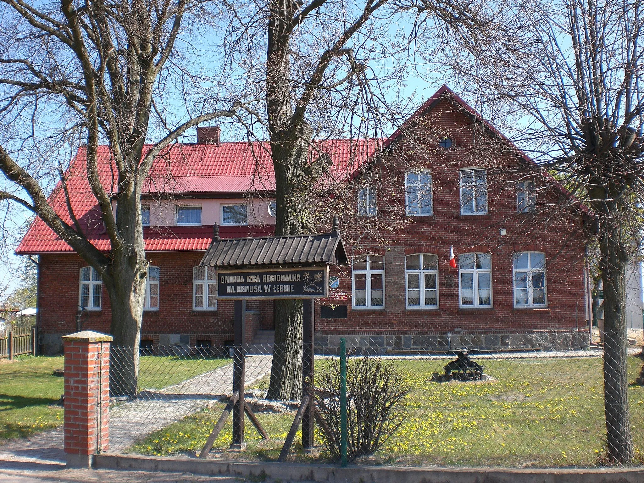 Photo showing: Łebno - elementary school