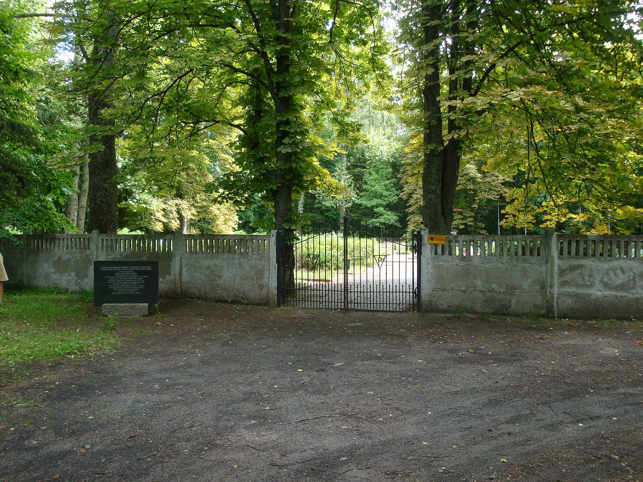 Photo showing: Cemetery near village Krępa Kaszubska, where about 800 prisoners of Stutthof concentration camp, victims of Death March are buried.