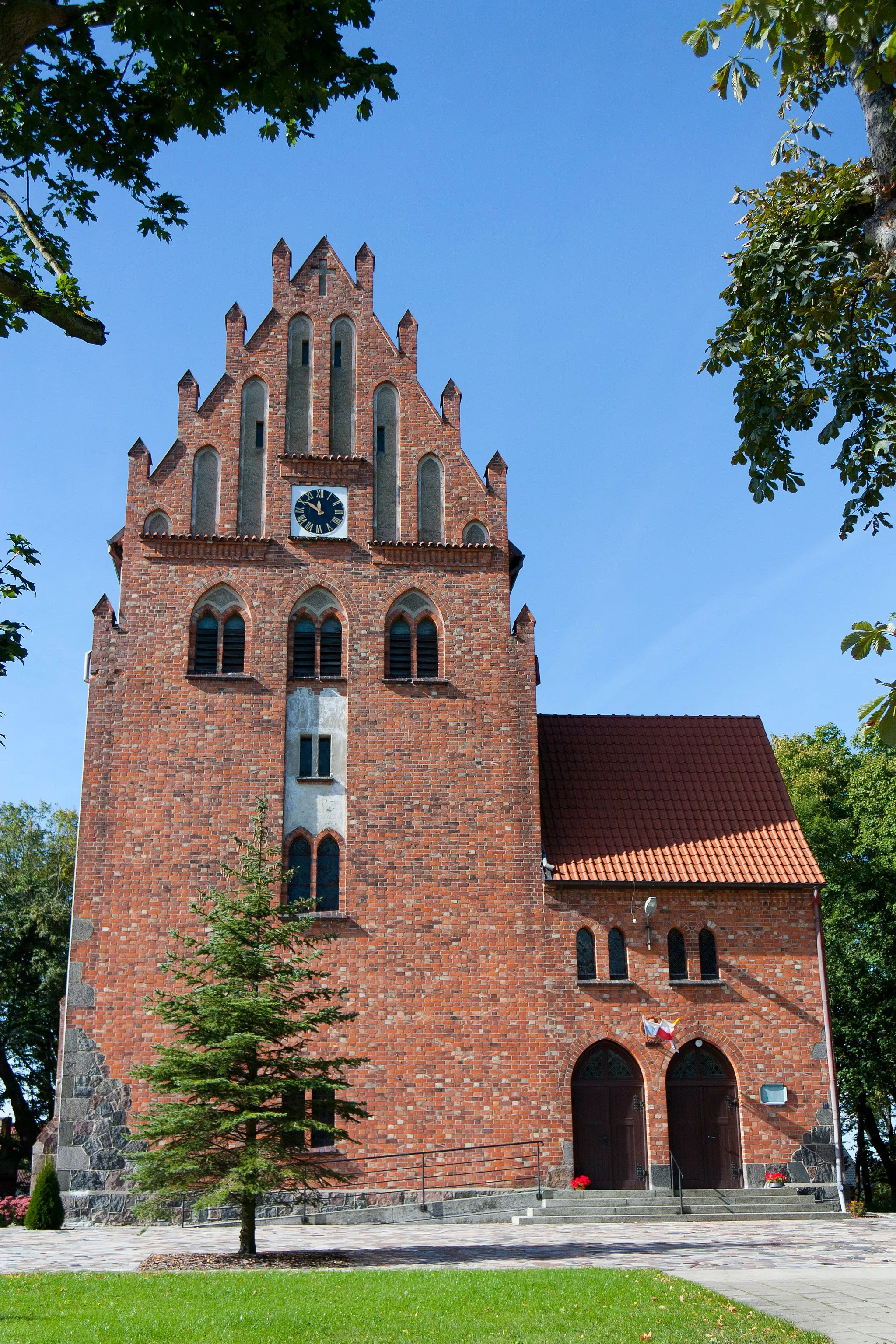 Photo showing: Krąg - dawny kościół ewangelicki, obecnie rzymskokatolicki parafialny p.w. NMP (neogotycki, 1906-1907), widok od frontu