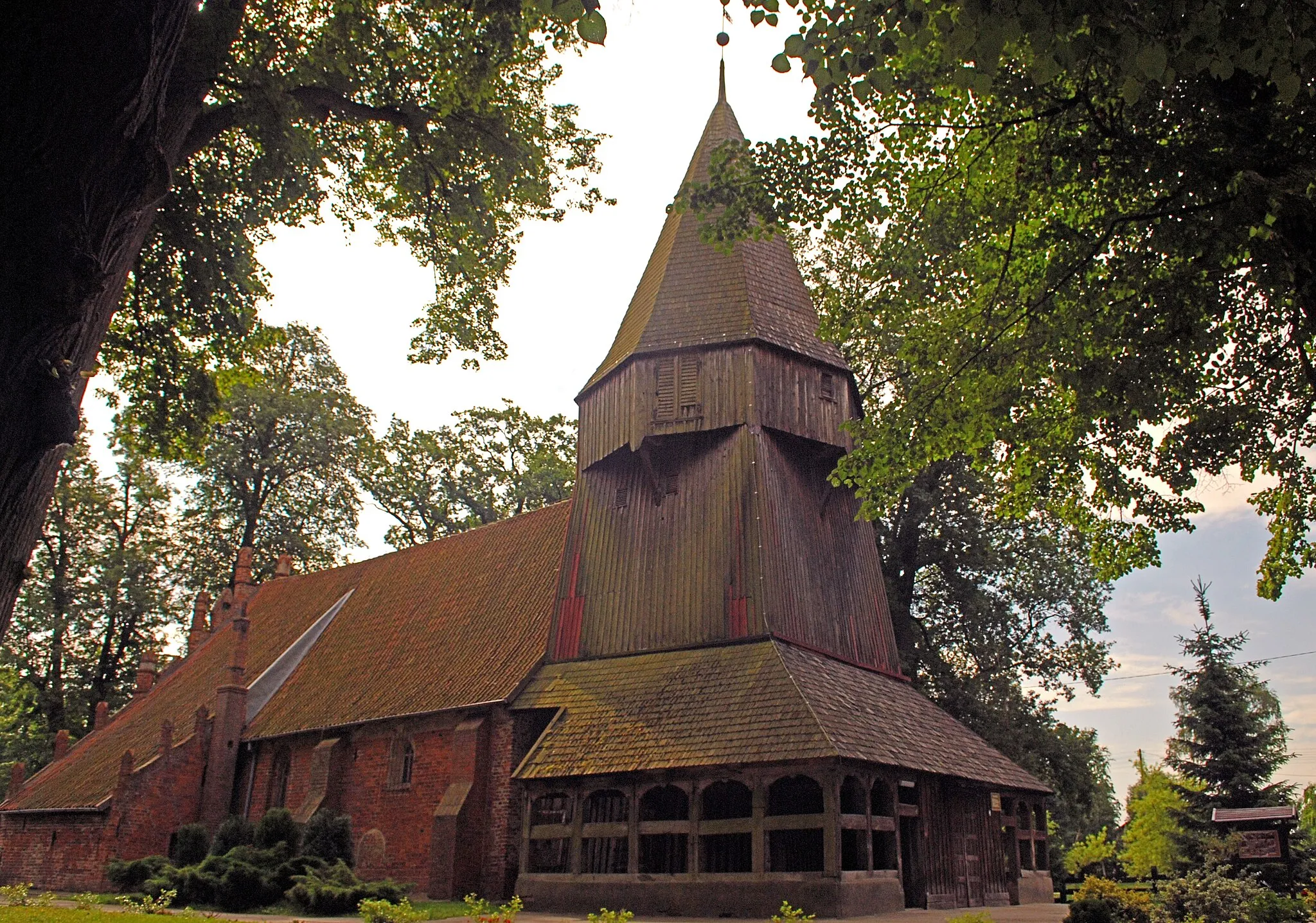 Photo showing: Kościół p.w. ś.w. Jadwigi Królowej w Kmiecinie