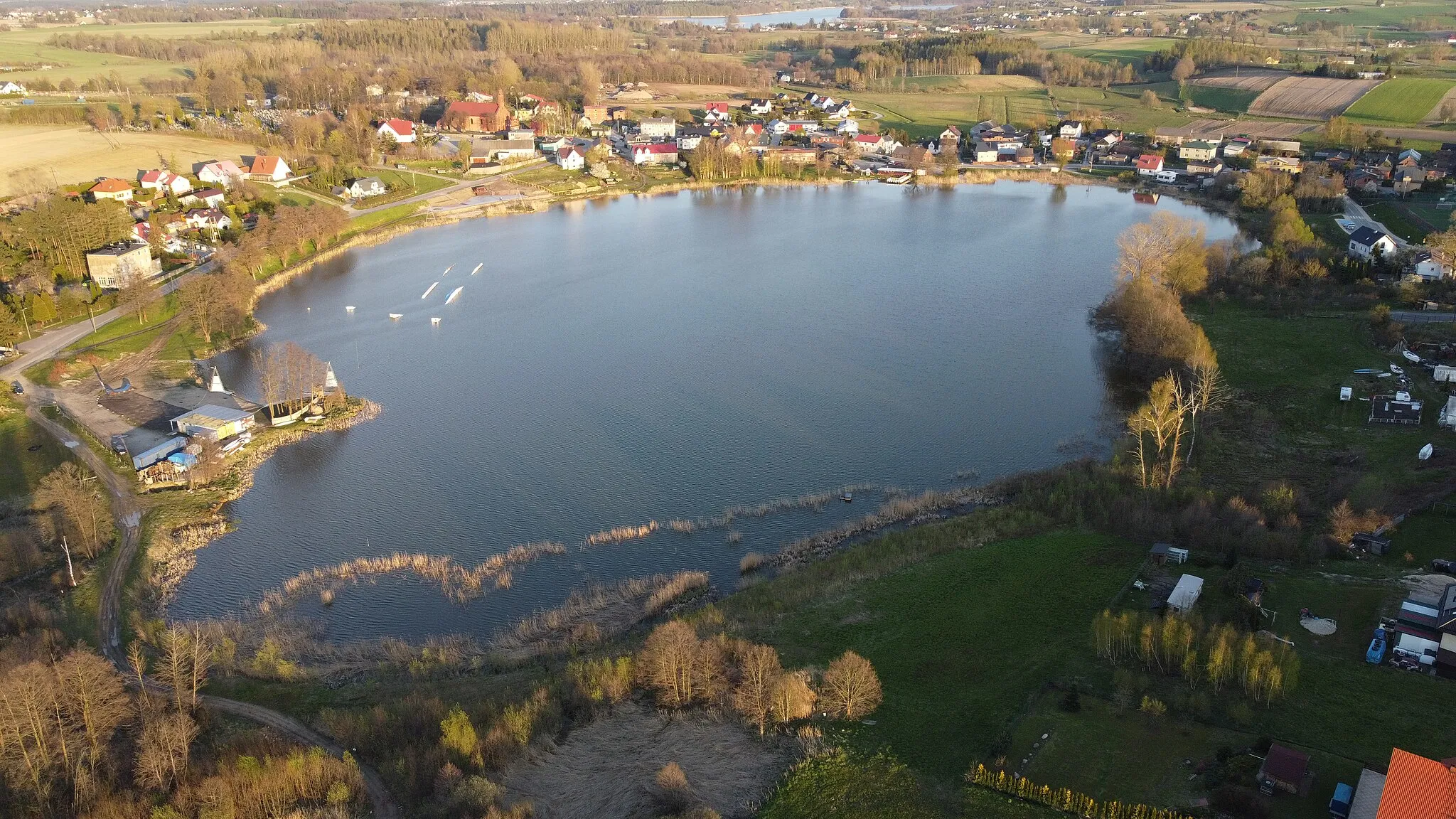 Photo showing: Jezioro Kielno - widok z góry na całe jezioro. Po lewej wake park, a w tle kościół.