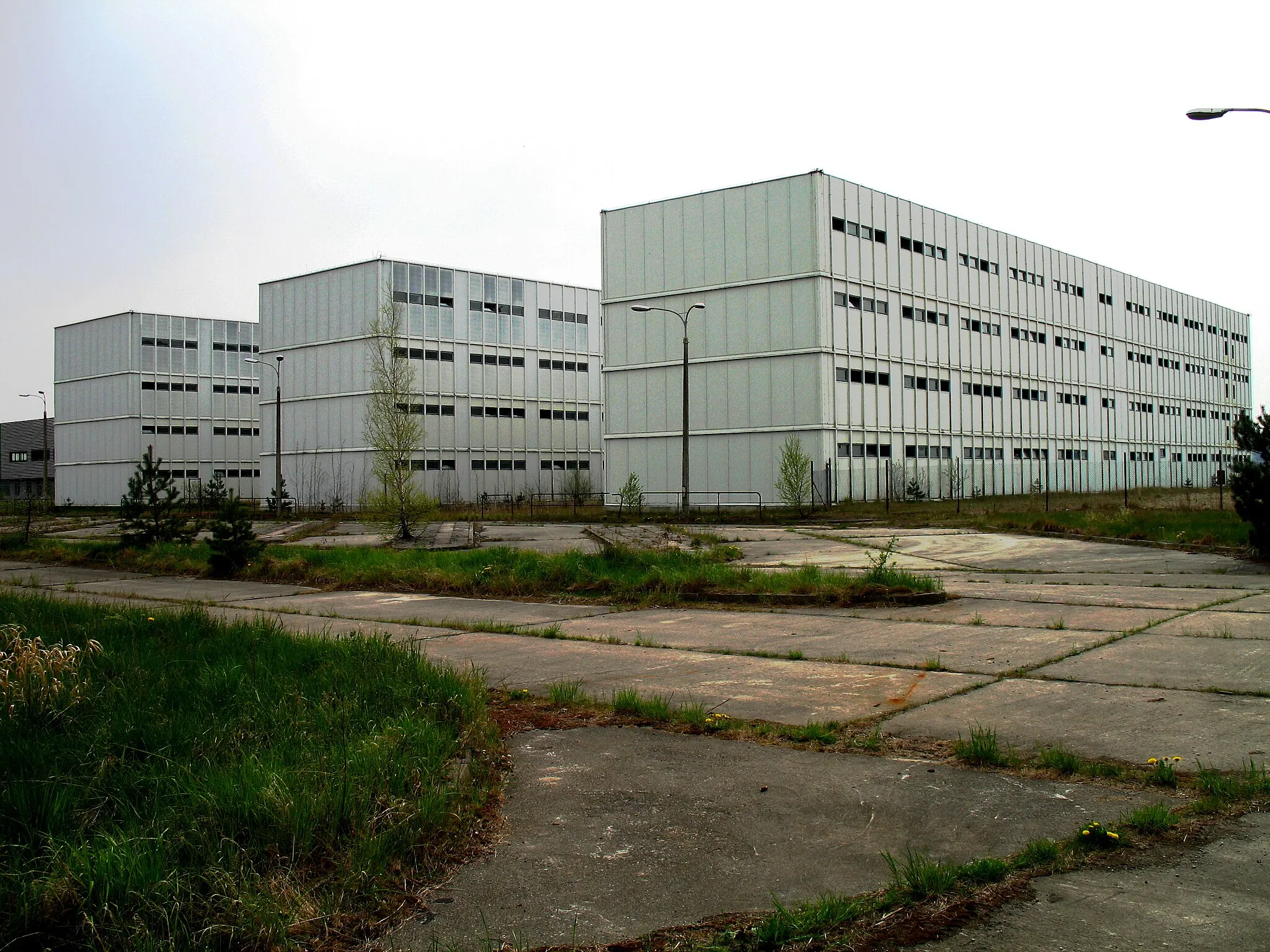 Photo showing: Żarnowiec nuclear power plant - unfinished nuclear plant construction site. Buildings with changing rooms.