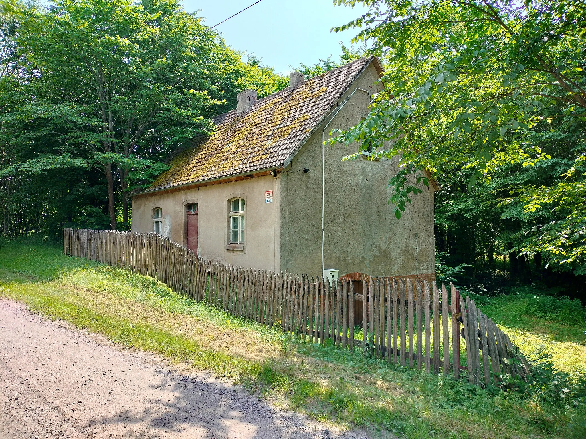 Photo showing: Niedarzyno (gm. Łęczyce) - budynek mieszkalny obok nieistniejącego młyna.