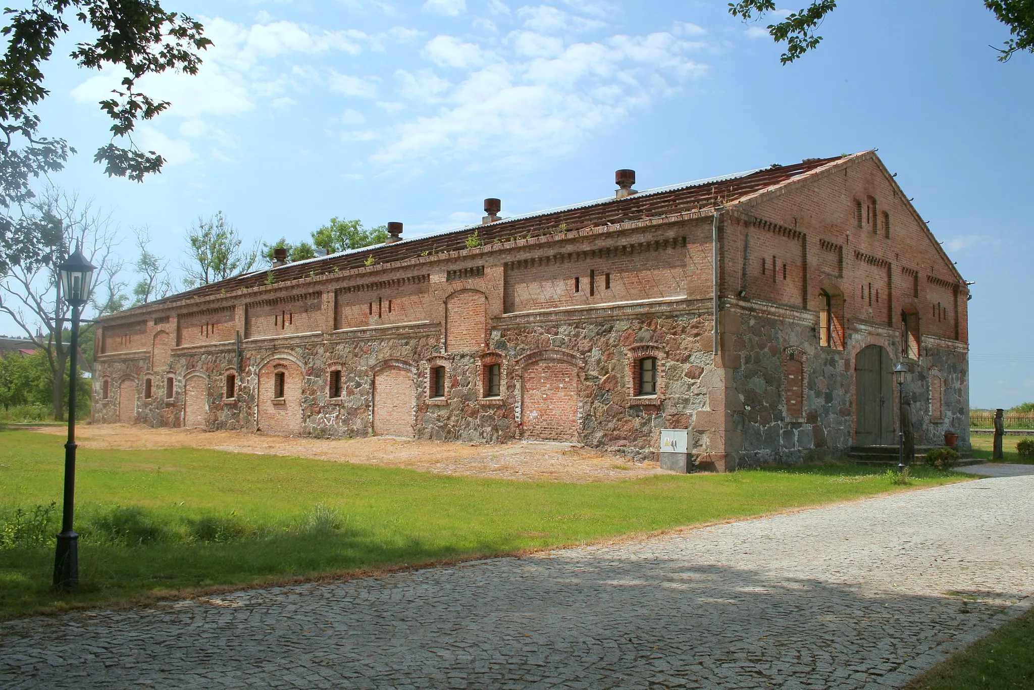 Photo showing: Barn near Godętowo Palace.