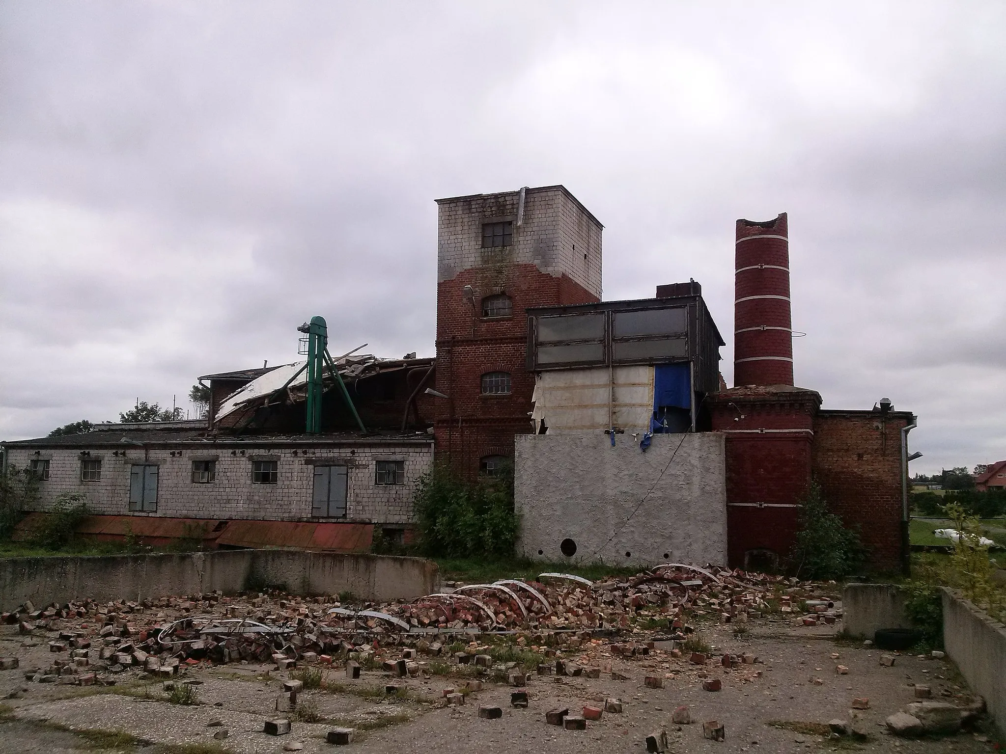 Photo showing: Brennerei in Gockowice (Götzendorf) von Norden gesehen; Zustand nach dem Gewitter 2017