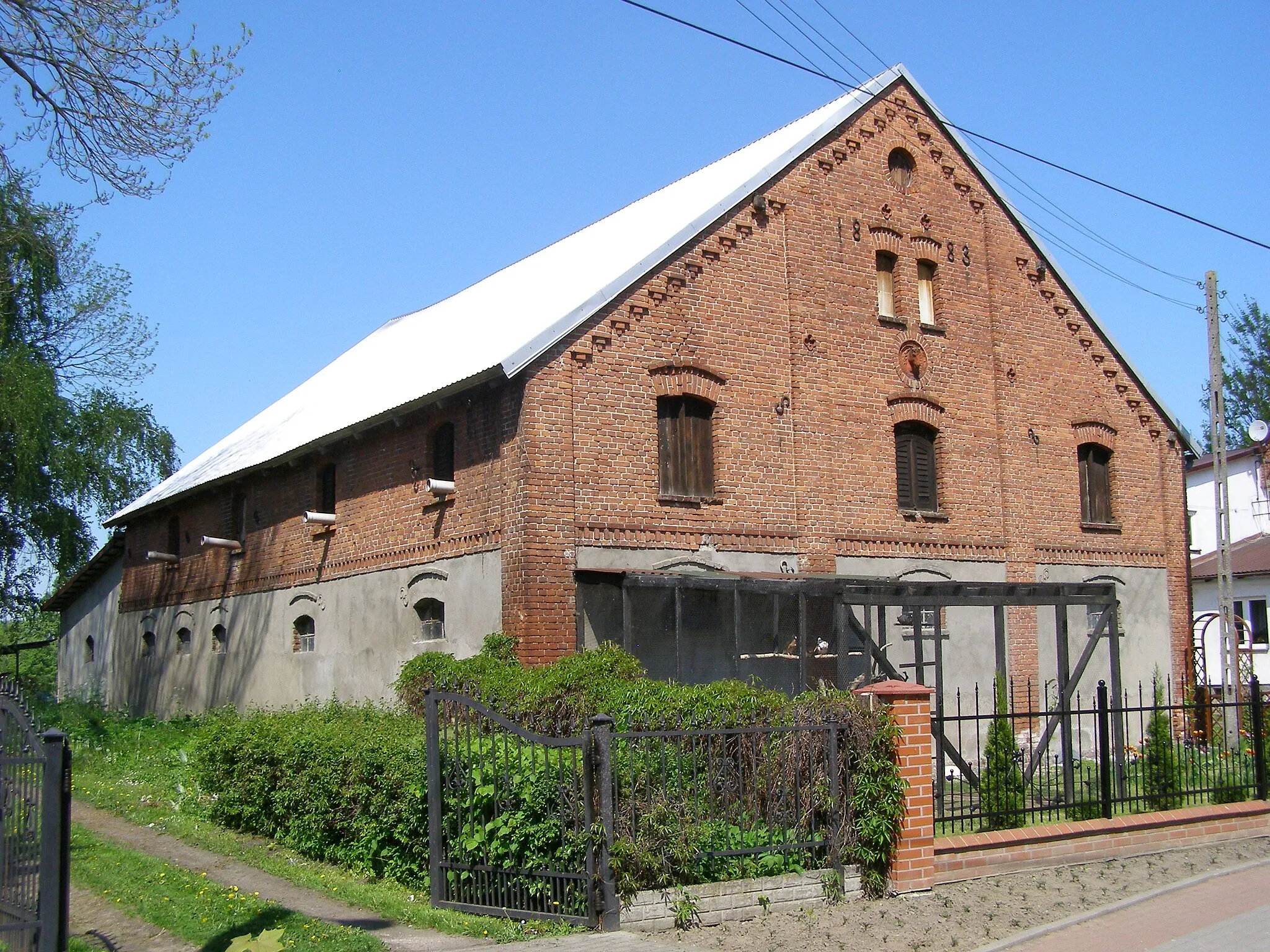 Photo showing: Giemlice - stable building