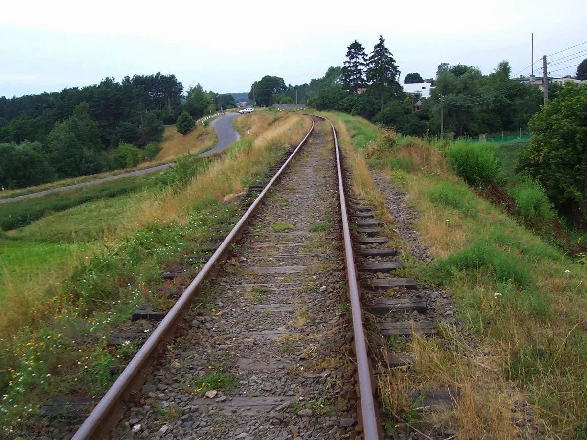 Photo showing: View of the crossing of the railway line 229 in Dzierżążno. Straight ahead lies Kartuzy, behind you is Kolbudy.