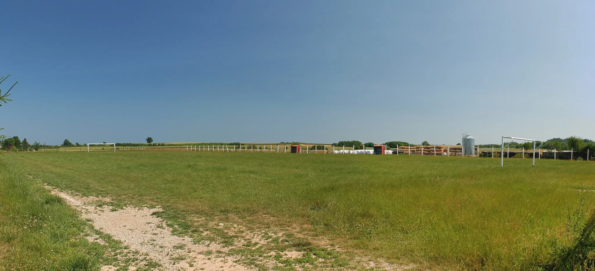 Photo showing: Football field in Darżlubie.
