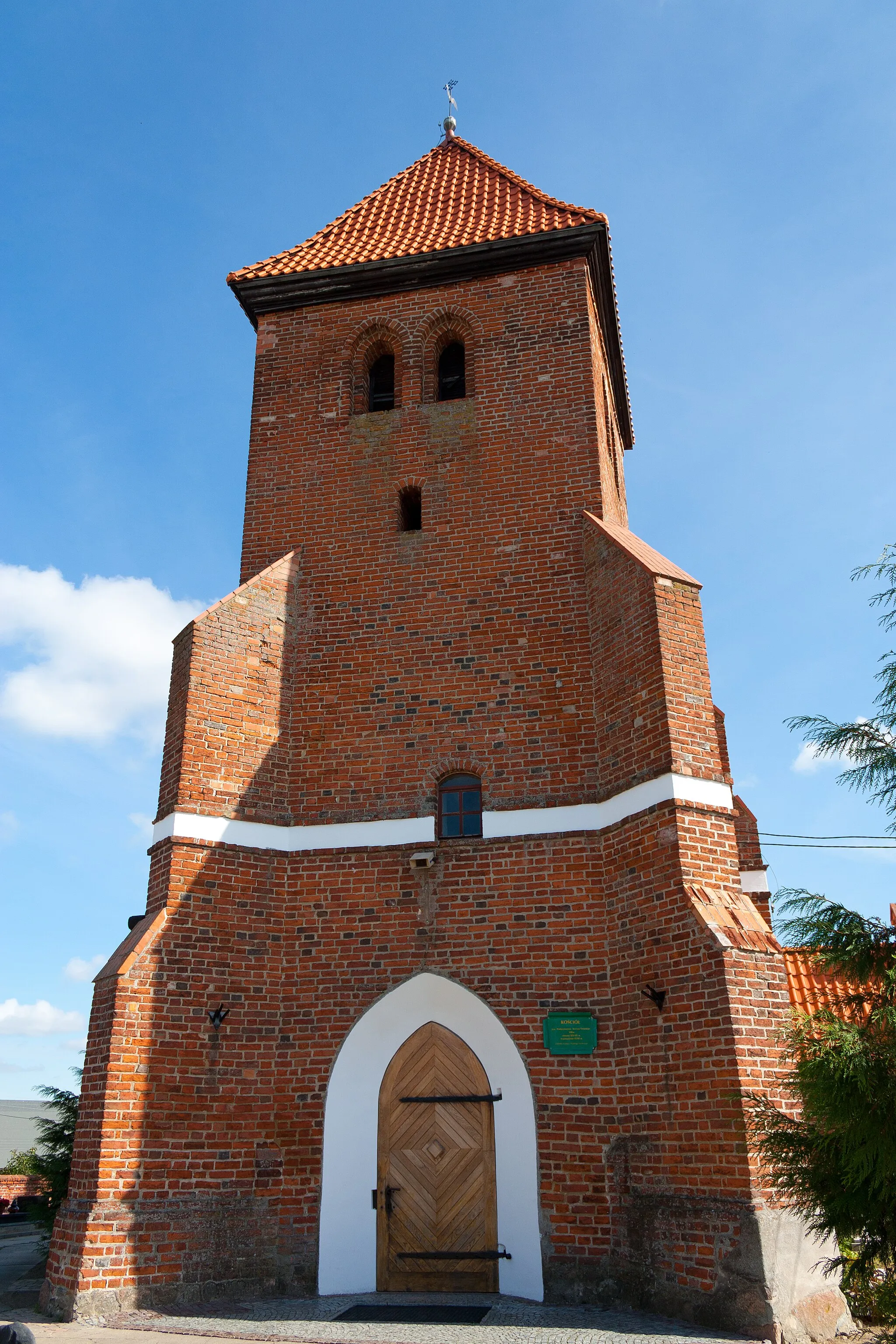 Photo showing: Dąbrówka - kościół parafialny p.w. Podwyższenia Krzyża Świętego. Widok od frontu.