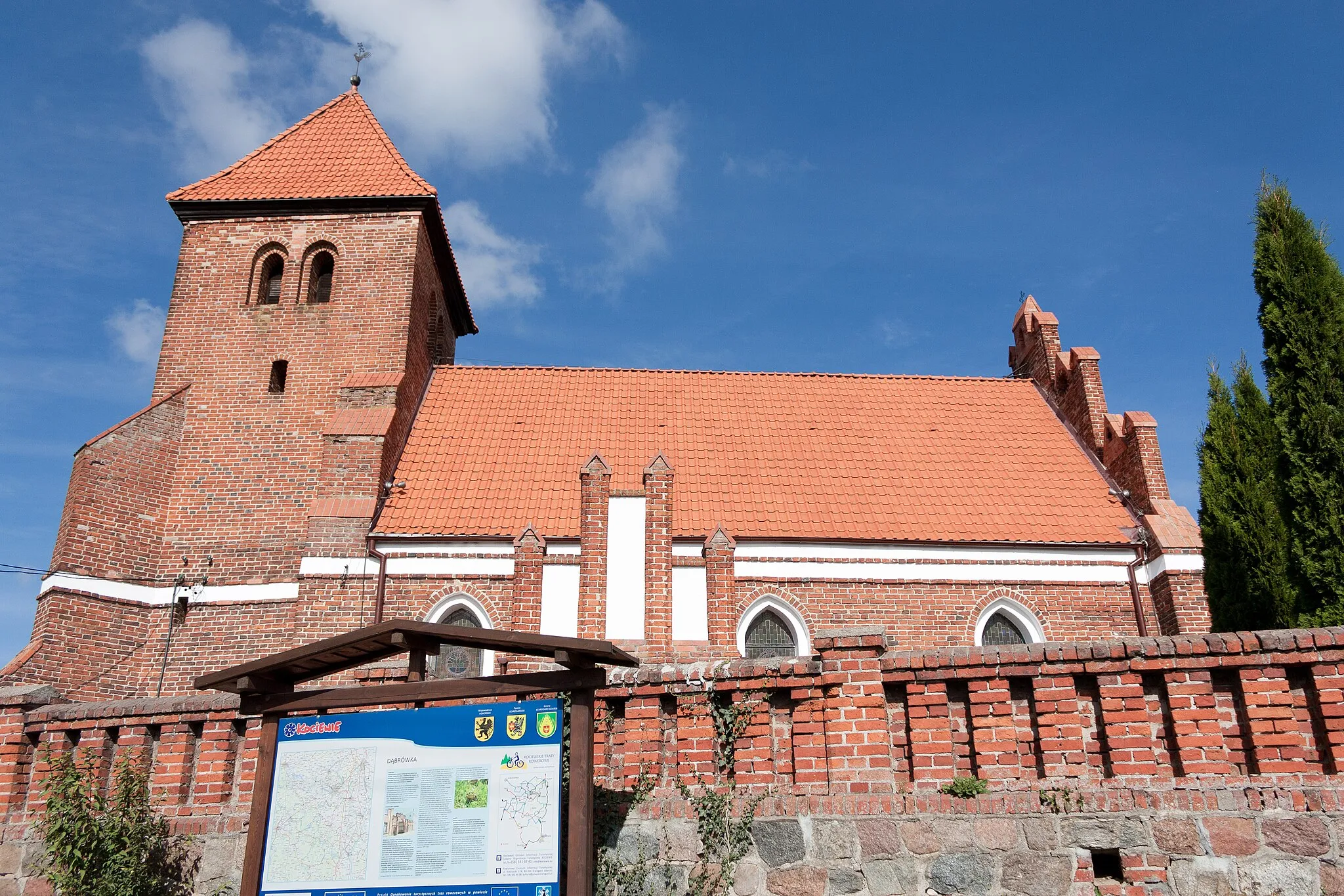 Photo showing: Dąbrówka - kościół parafialny p.w. Podwyższenia Krzyża Świętego. Widok z prawej strony.