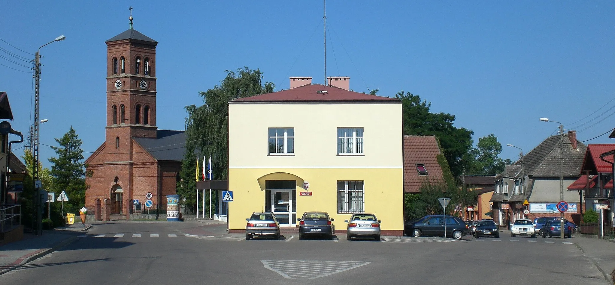 Photo showing: Chmielno - village center, from left St. Peter & Paul Church