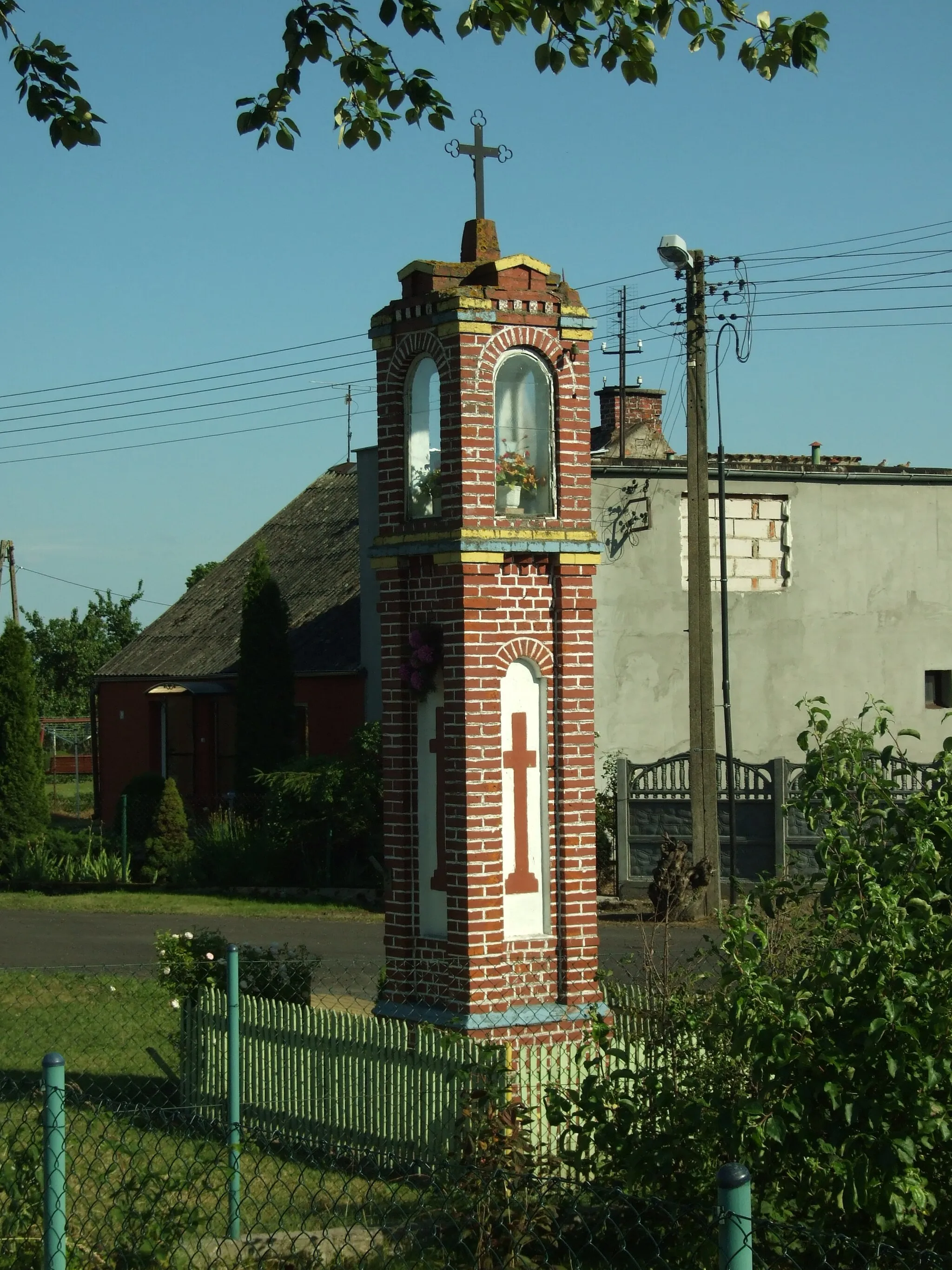 Photo showing: A chapel on the edge of Brzuśce village in Pomorskie voivodship, Poland