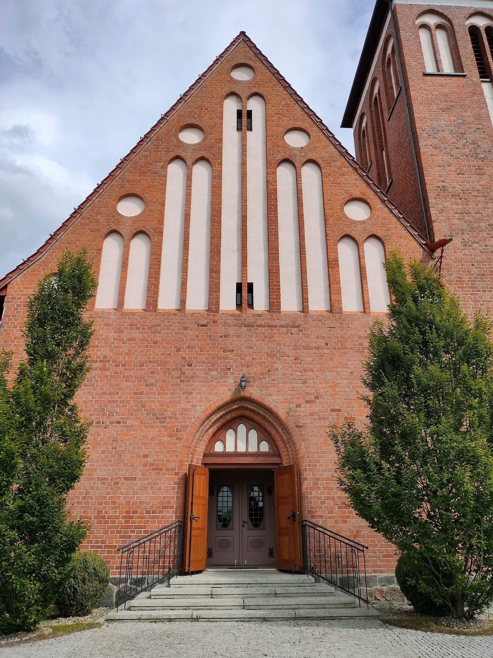 Photo showing: Kościół rzymsko-katolicki (poewangelicki) pw. św. św. Piotra i Pawła w Brzeźnie Lęborskim (gm. Łęczyce) - fasada zachodnia.
