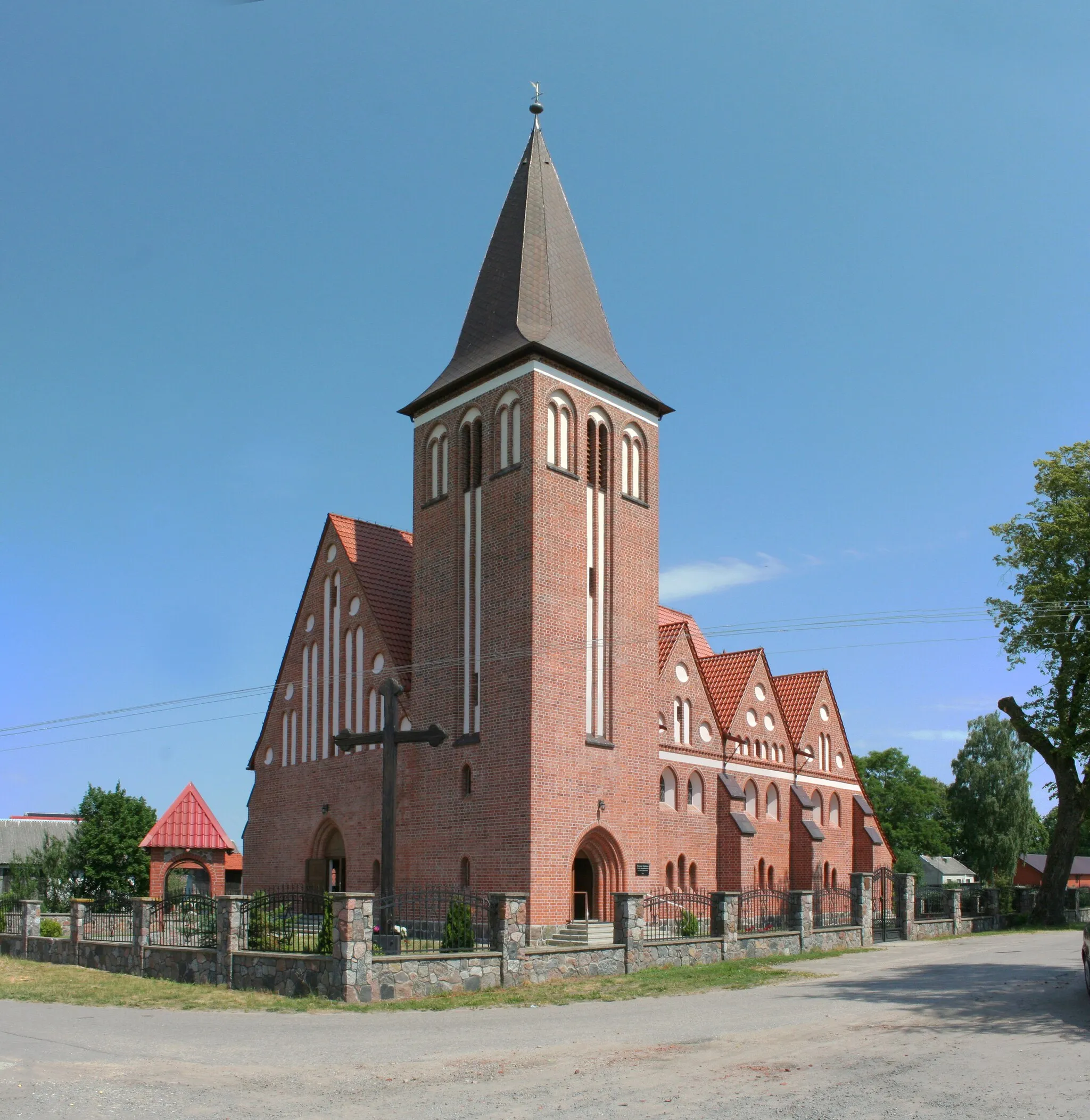 Photo showing: Church of Saints Peter and Paul in Brzeźno Lęborskie.