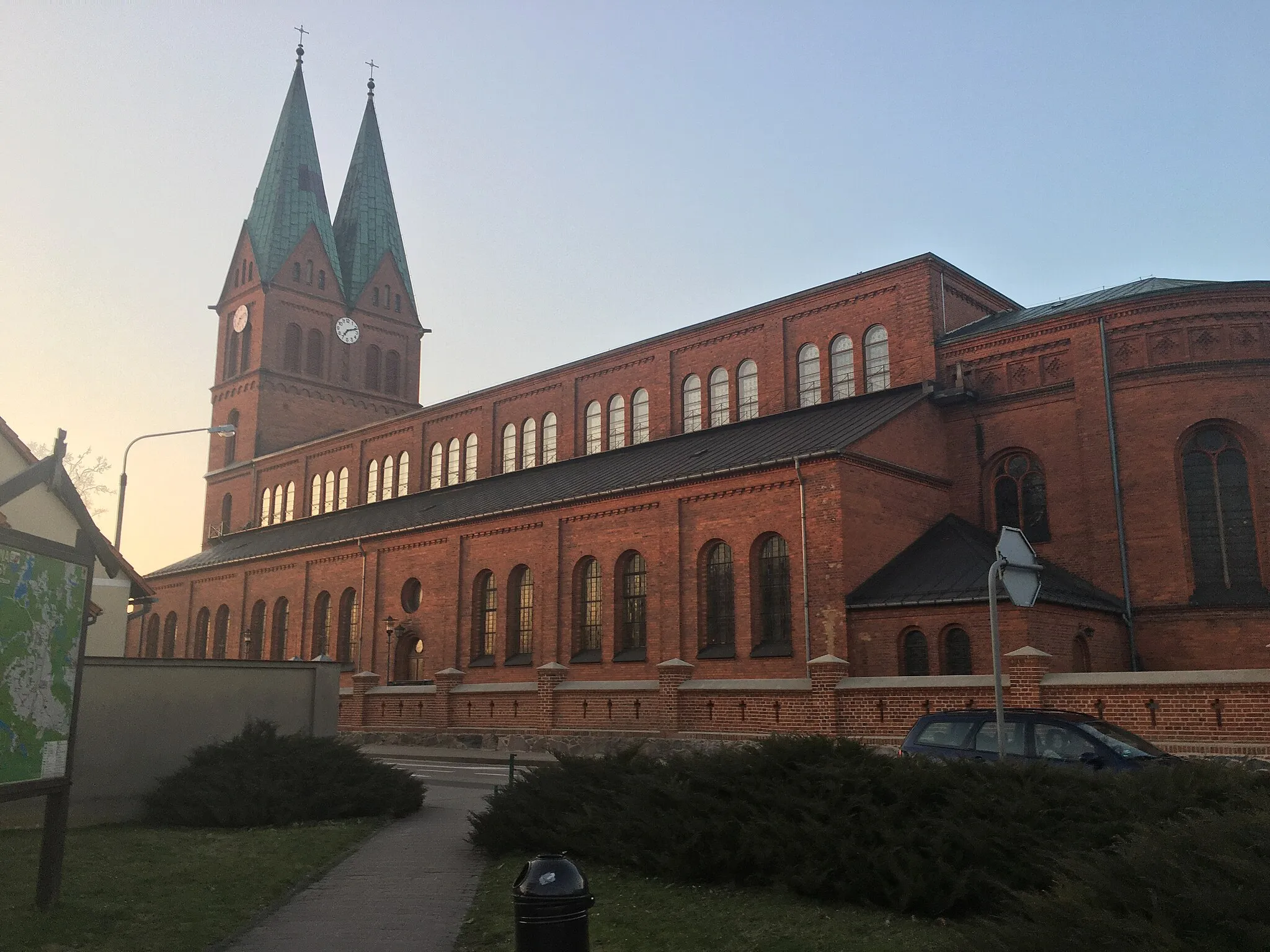 Photo showing: Kościół Wszystkich Świętych w Brusach - widok z południowego wschodu