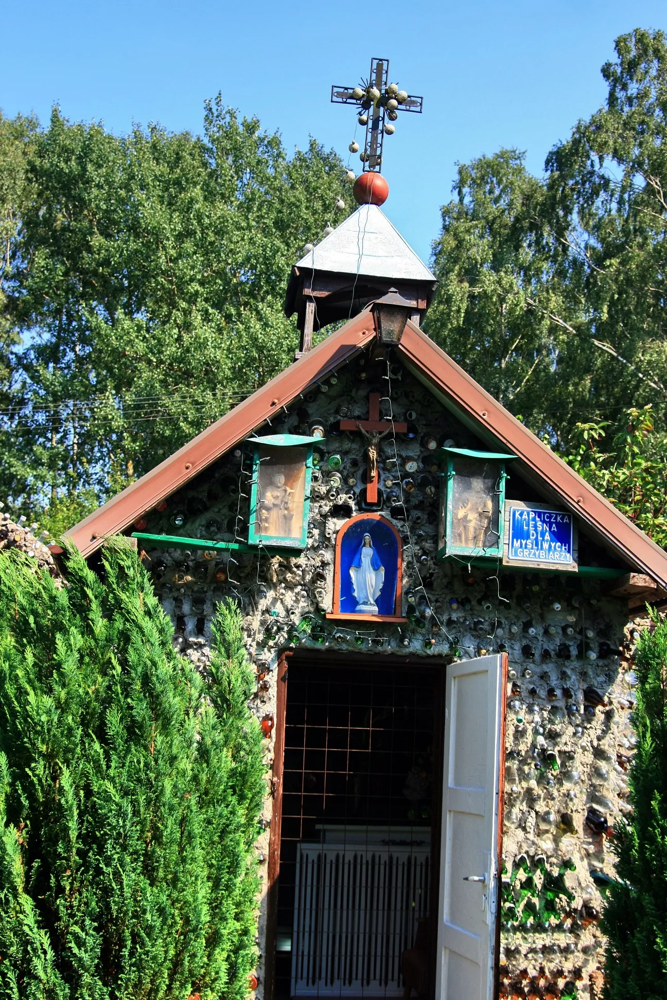 Photo showing: Brudzewo - kapliczka wykonana z butelek