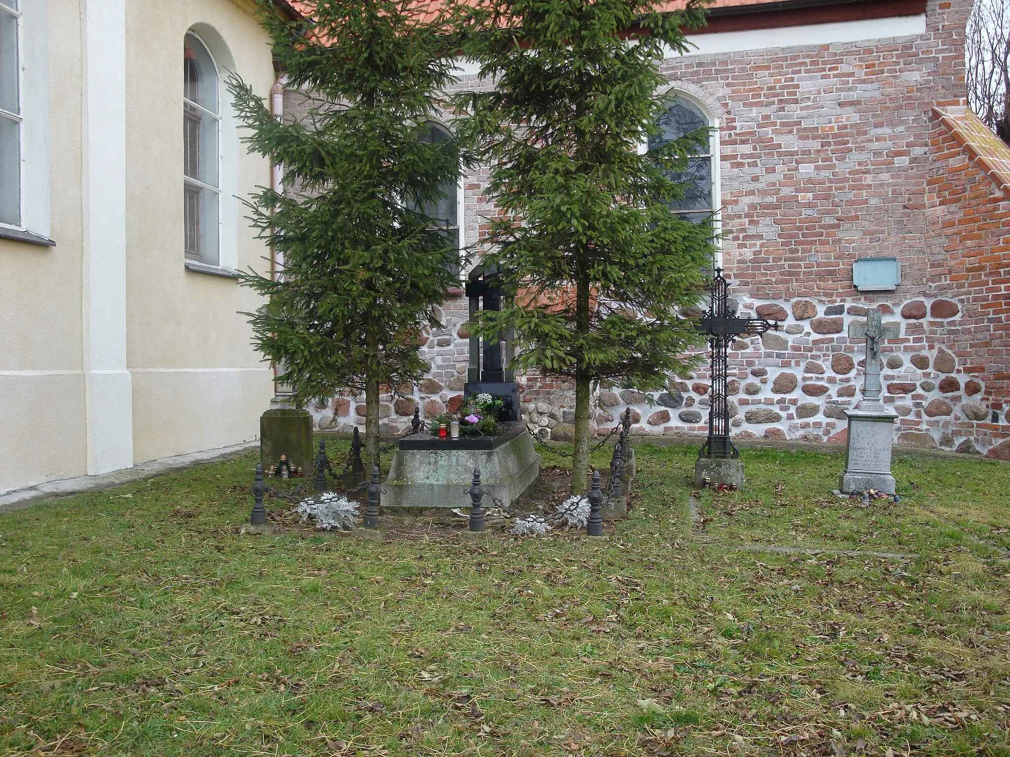 Photo showing: Old graves on church yard in Bobowo, Poland