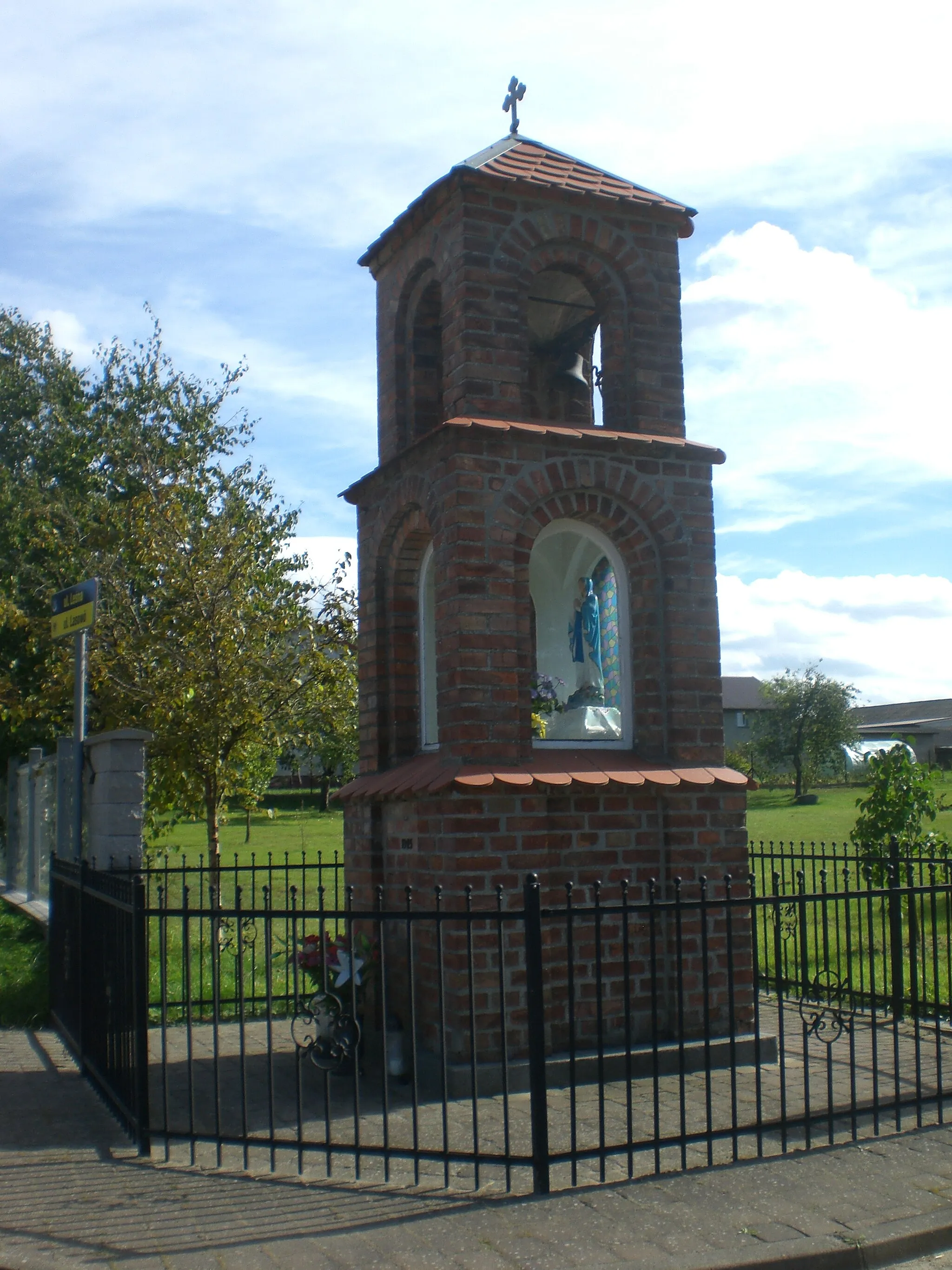 Photo showing: Błądzikowo, kapliczka