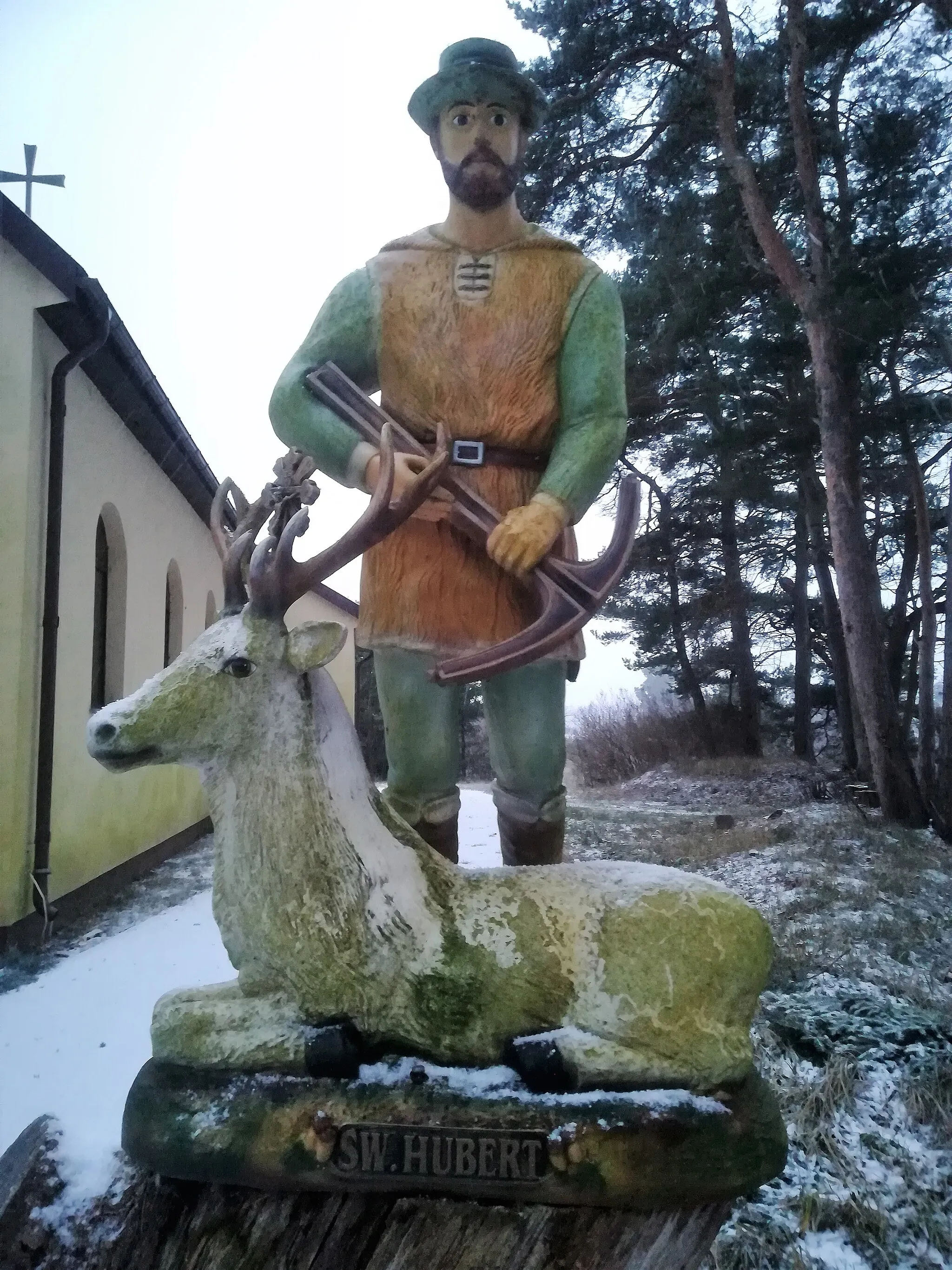 Photo showing: Kościół św. Brata Alberta w Żarnowskiej koło Łeby. Św. Hubert - rzeźba z 2016r.