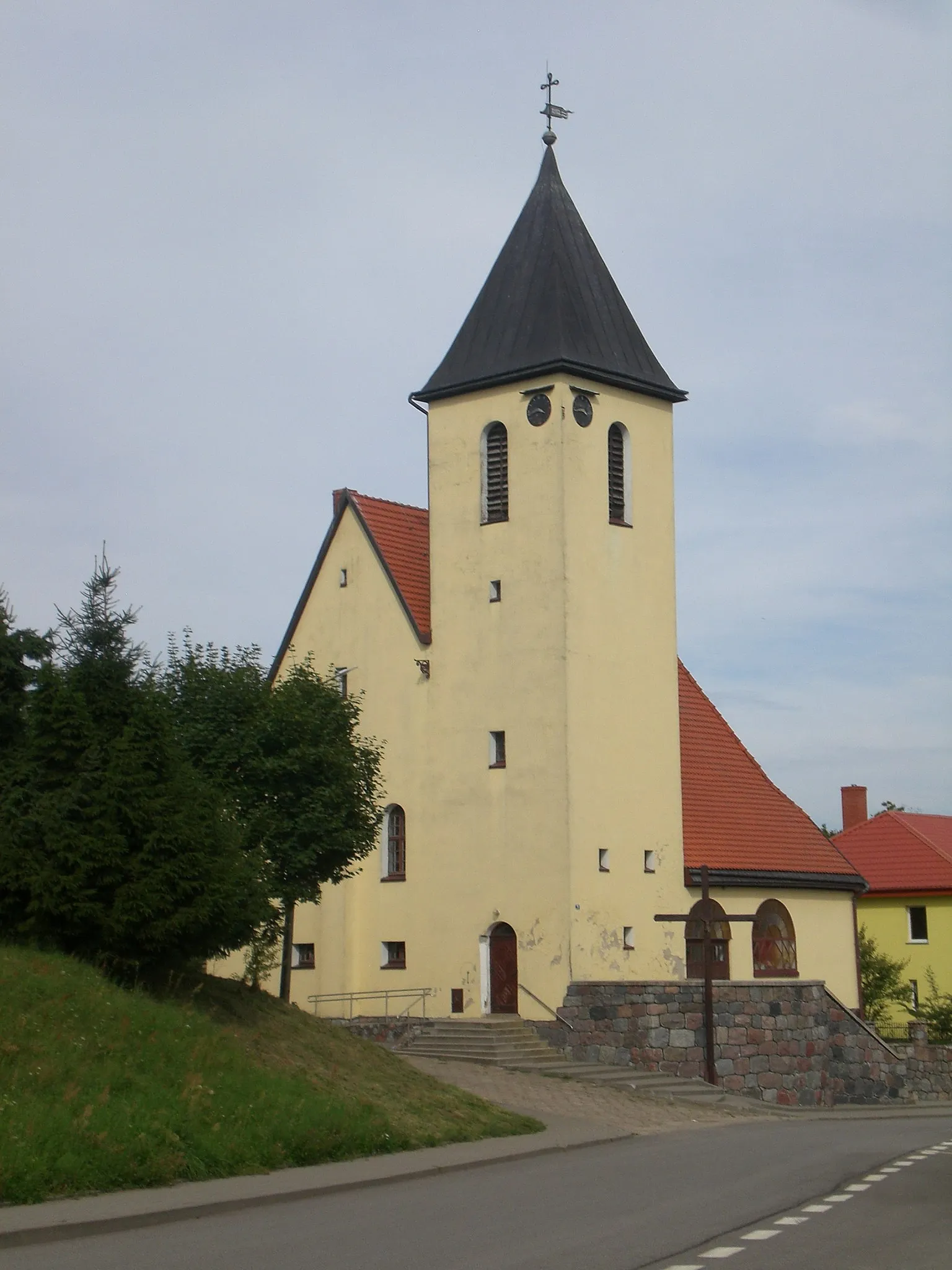 Photo showing: Trzebiatkowa - dawny kościół ewangelicki, od 1951 rzymskokatolicki filialny pw. Świętych Apostołów Piotra i Pawła, 1909–1912