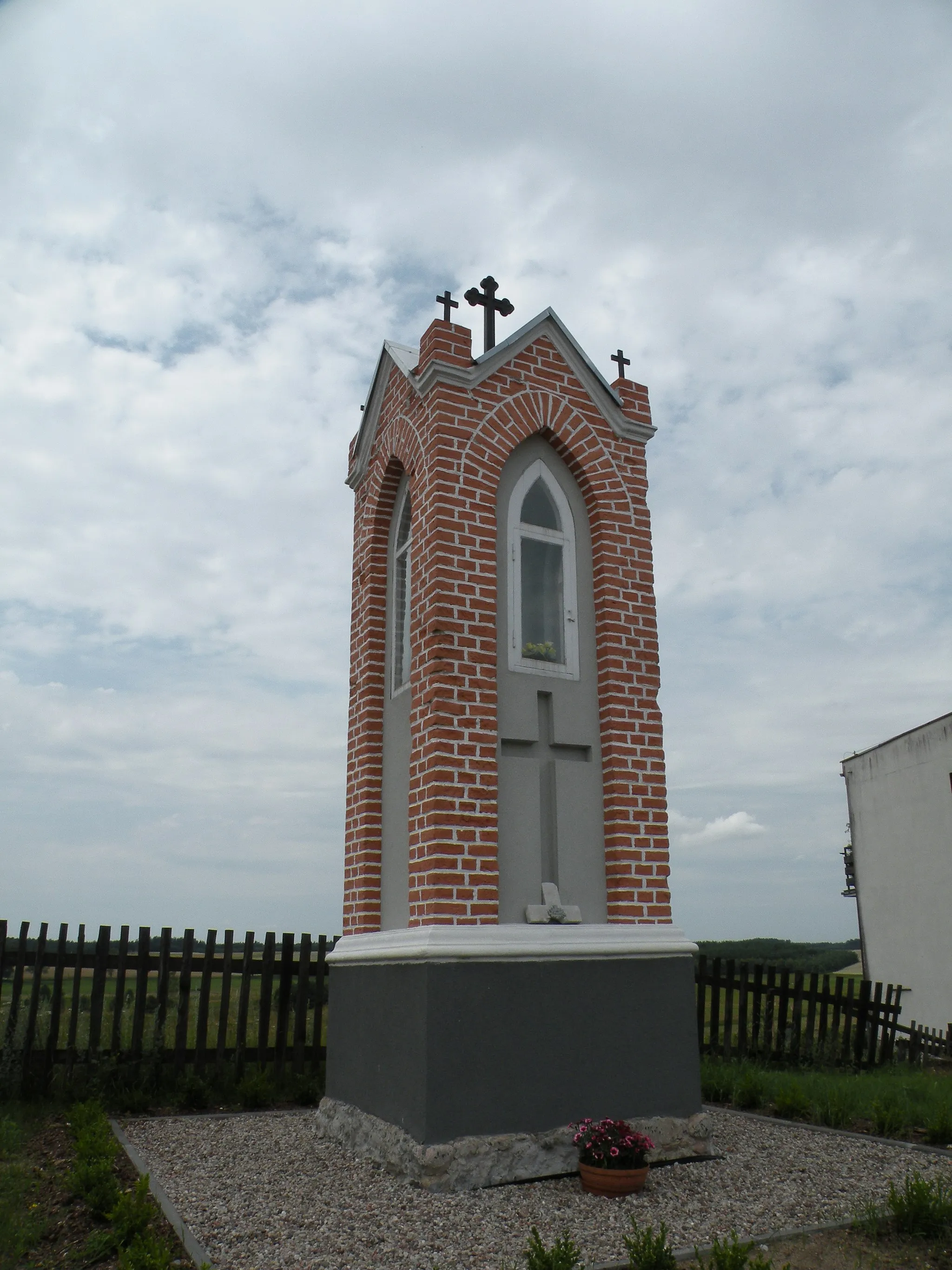 Photo showing: kapliczka w Lipnicy, przy drodze, widok ogólny